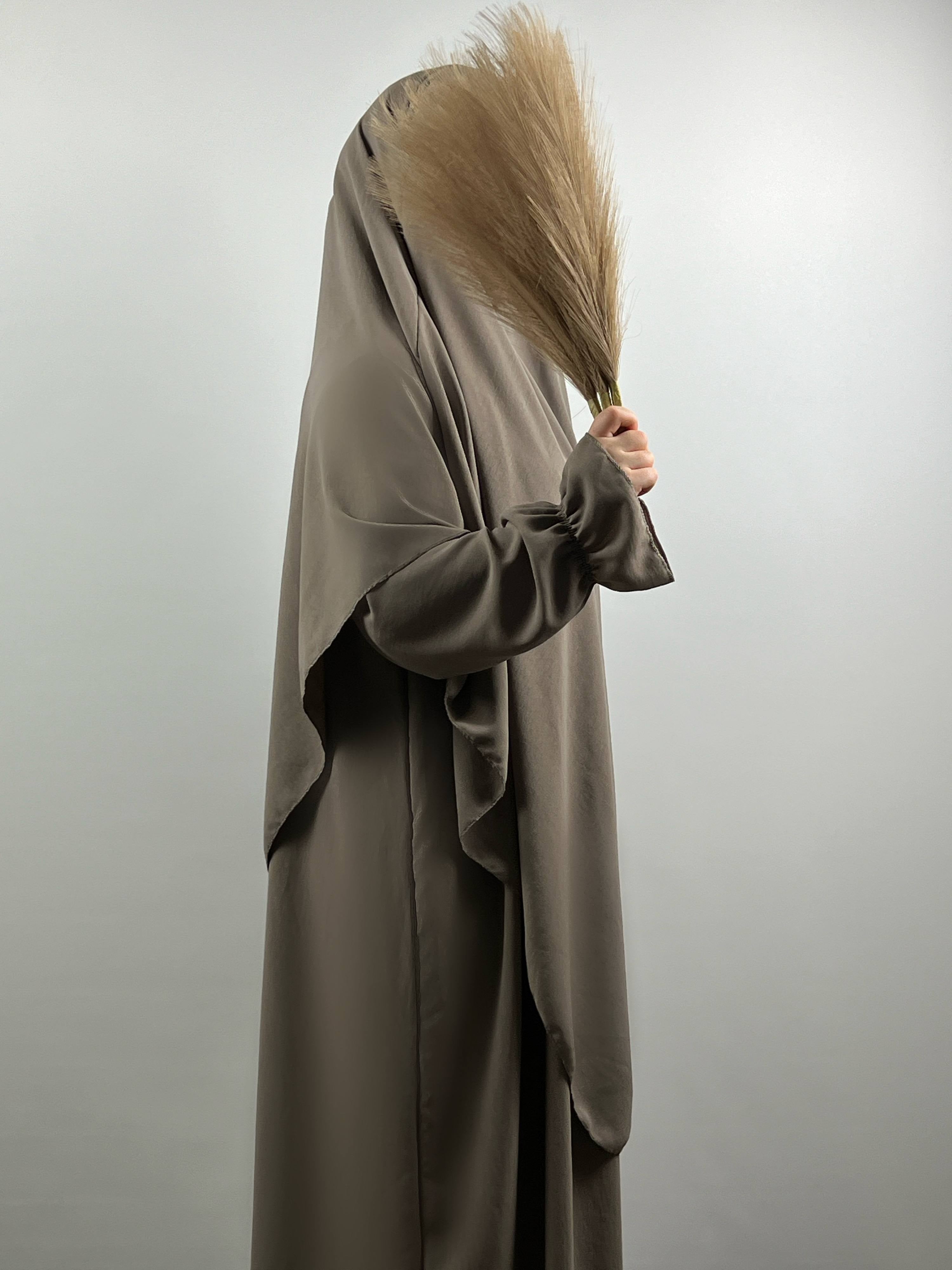 Abaya- und Khimar-Set in taupe aus fließendem jazz-stoff, ballonärmel, seitenansicht.