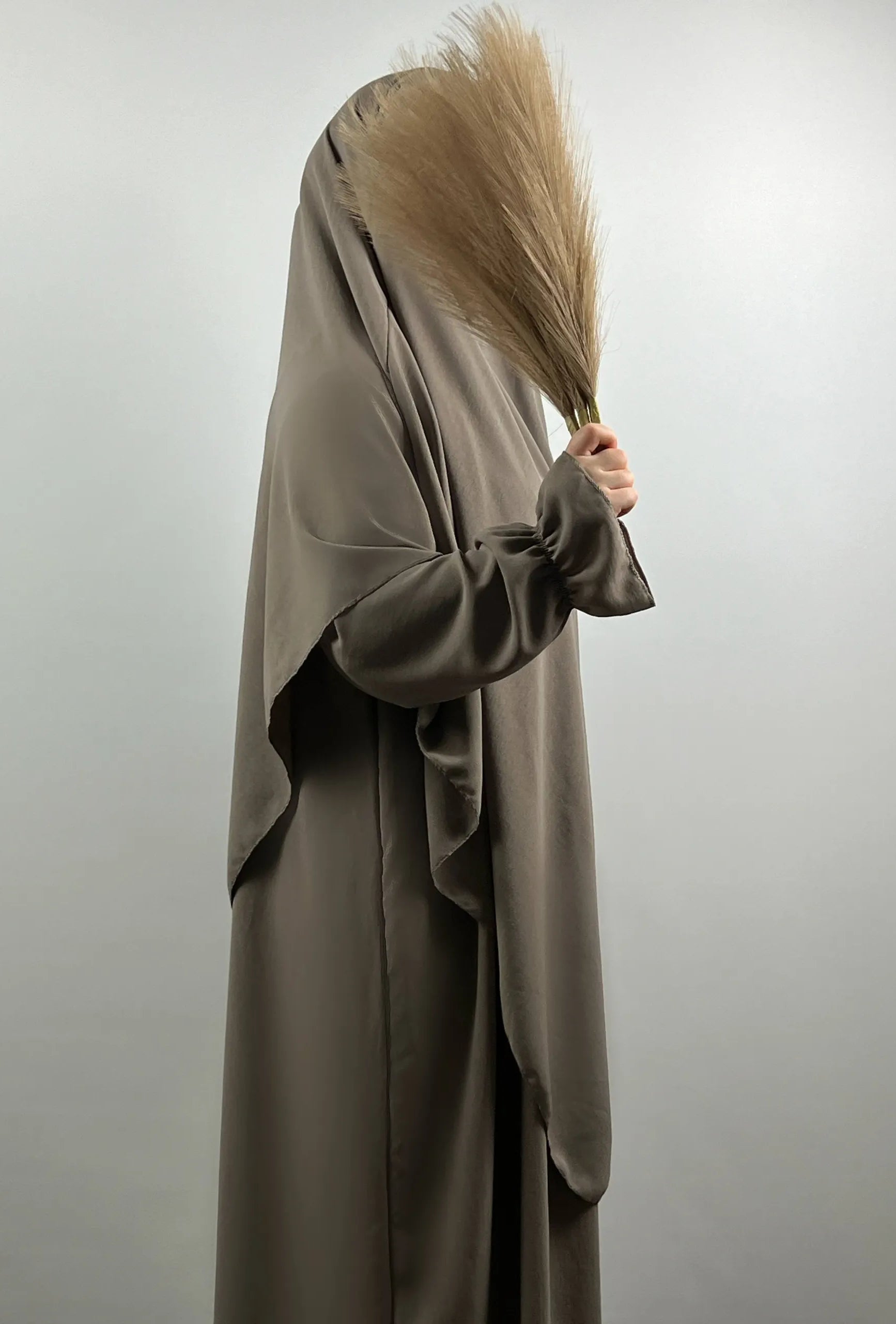 Abaya- und Khimar-Set in taupe aus fließendem jazz-stoff, ballonärmel, seitenansicht.