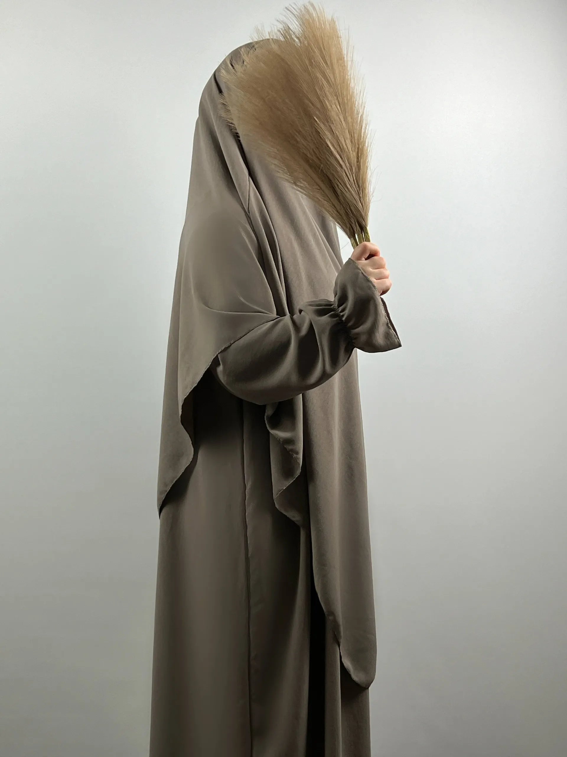 Abaya- und Khimar-Set in taupe aus fließendem jazz-stoff, ballonärmel, seitenansicht.
