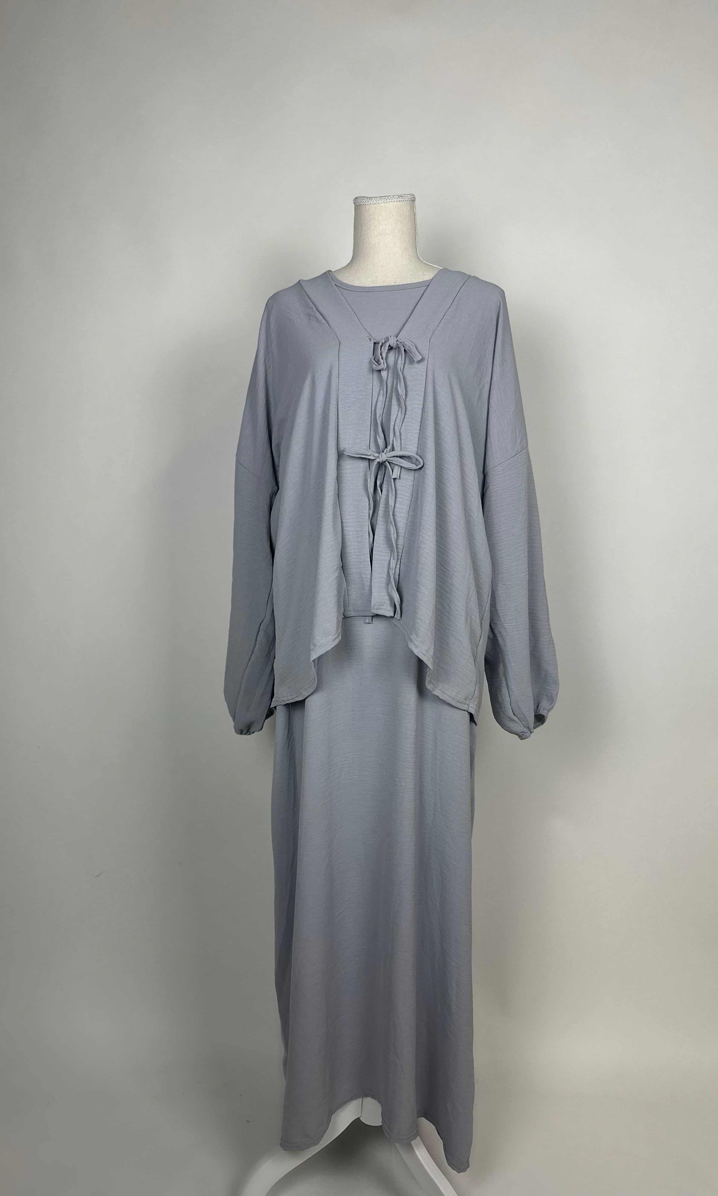 Graue Abaya-Zweiteiler aus fließendem Stoff im Modest Stil mit Bindebändern vorn, Vorderansicht