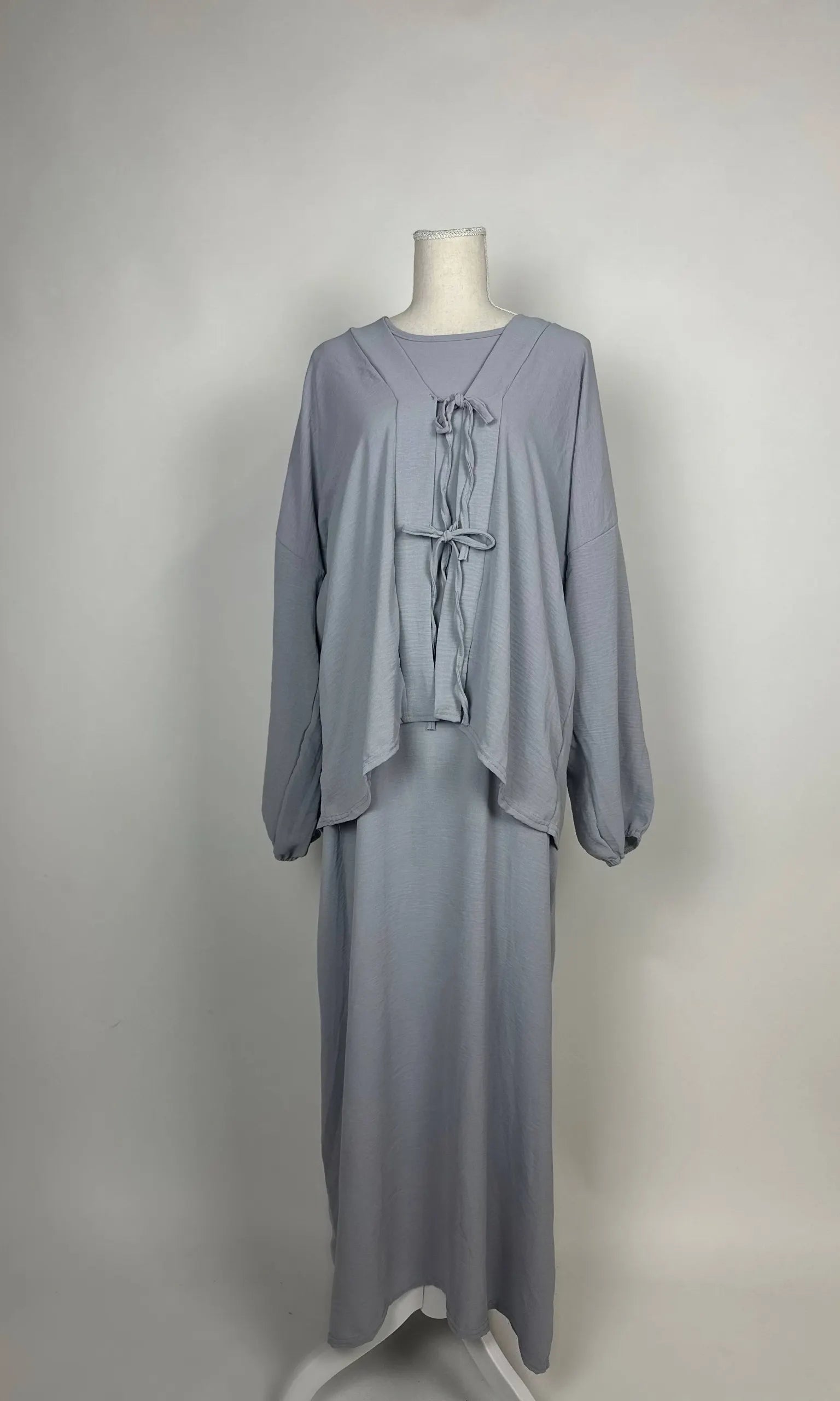 Graue Abaya-Zweiteiler aus fließendem Stoff im Modest Stil mit Bindebändern vorn, Vorderansicht