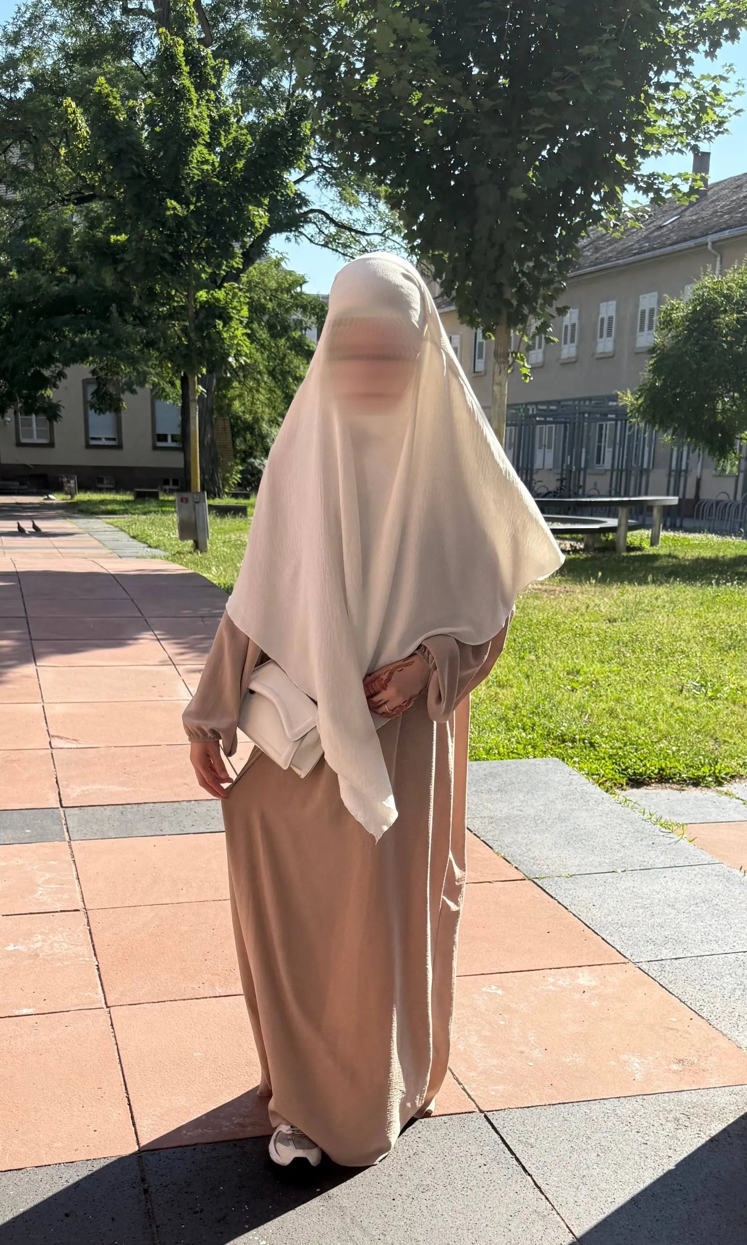 beige abaya aus jazzstoff mit ballonärmeln und weißem hijab, frontansicht