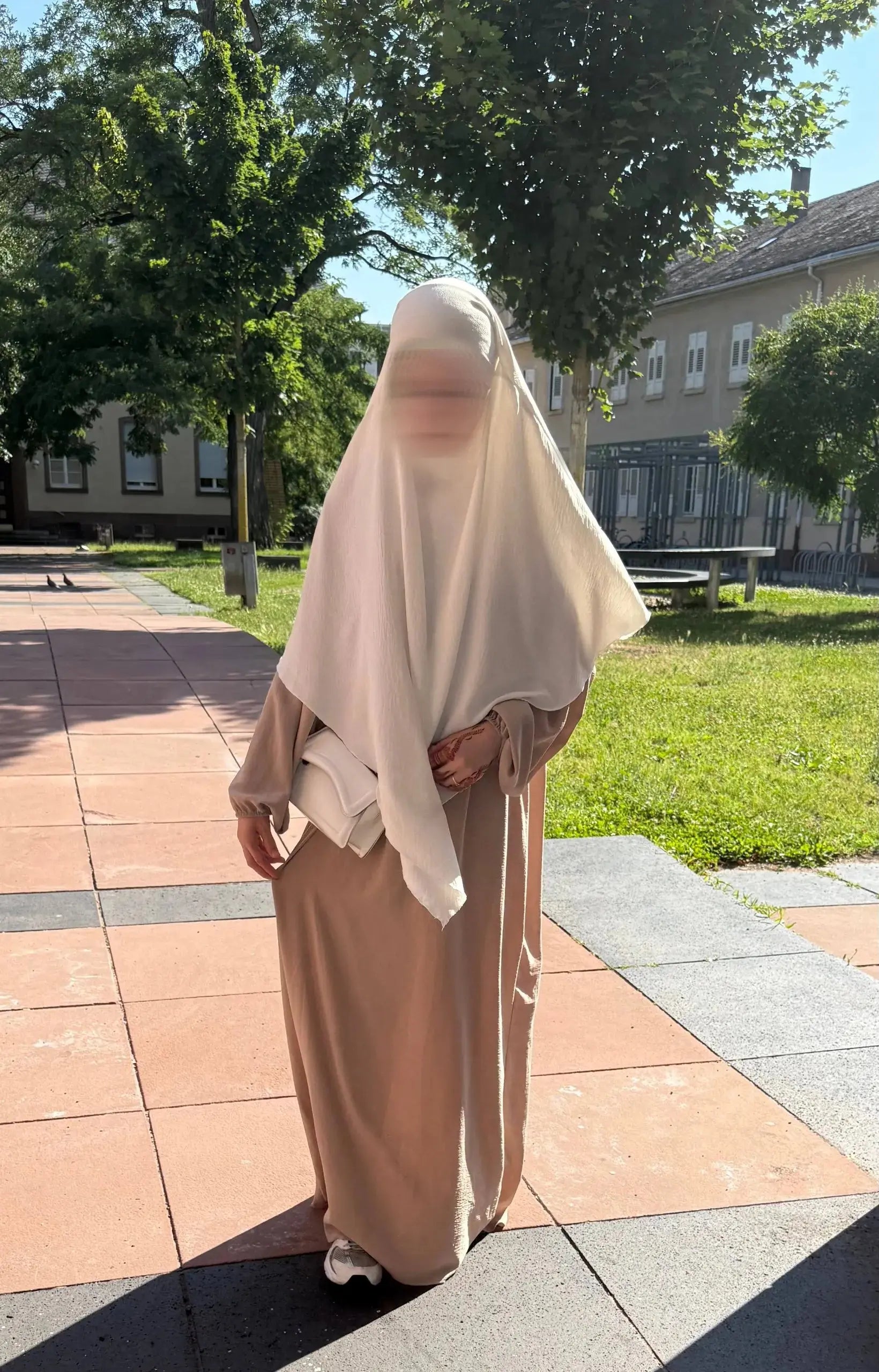 beige abaya aus jazzstoff mit ballonärmeln und weißem hijab, frontansicht
