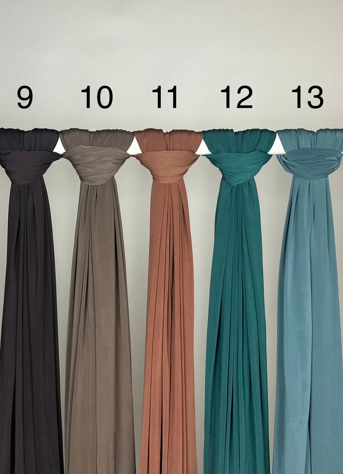 Mehrfarbiger Liquid Jersey Hijab, rutschfest und glänzend, Modest Abaya Style, Vorderansicht am Ständer hängend