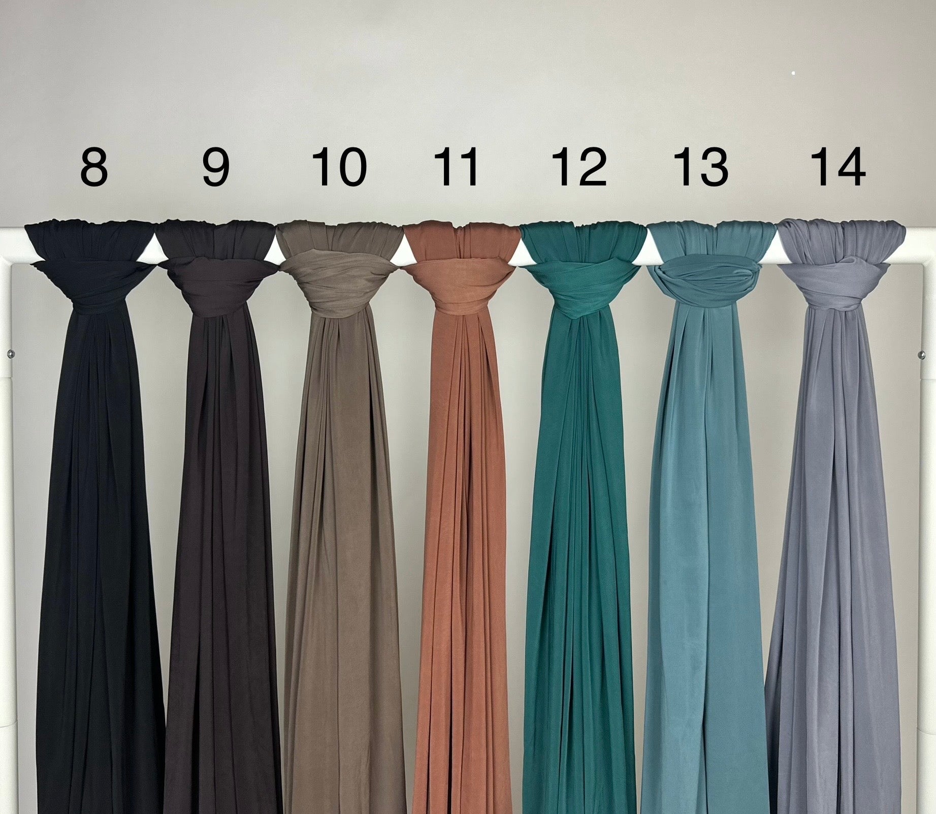 Mehrfarbiger Liquid Jersey Hijab, rutschfest und glänzend, Modest Abaya Style, Vorderansicht am Ständer hängend