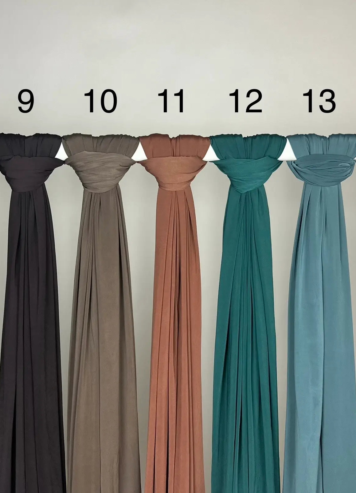 Mehrfarbiger Liquid Jersey Hijab, rutschfest und glänzend, Modest Abaya Style, Vorderansicht am Ständer hängend