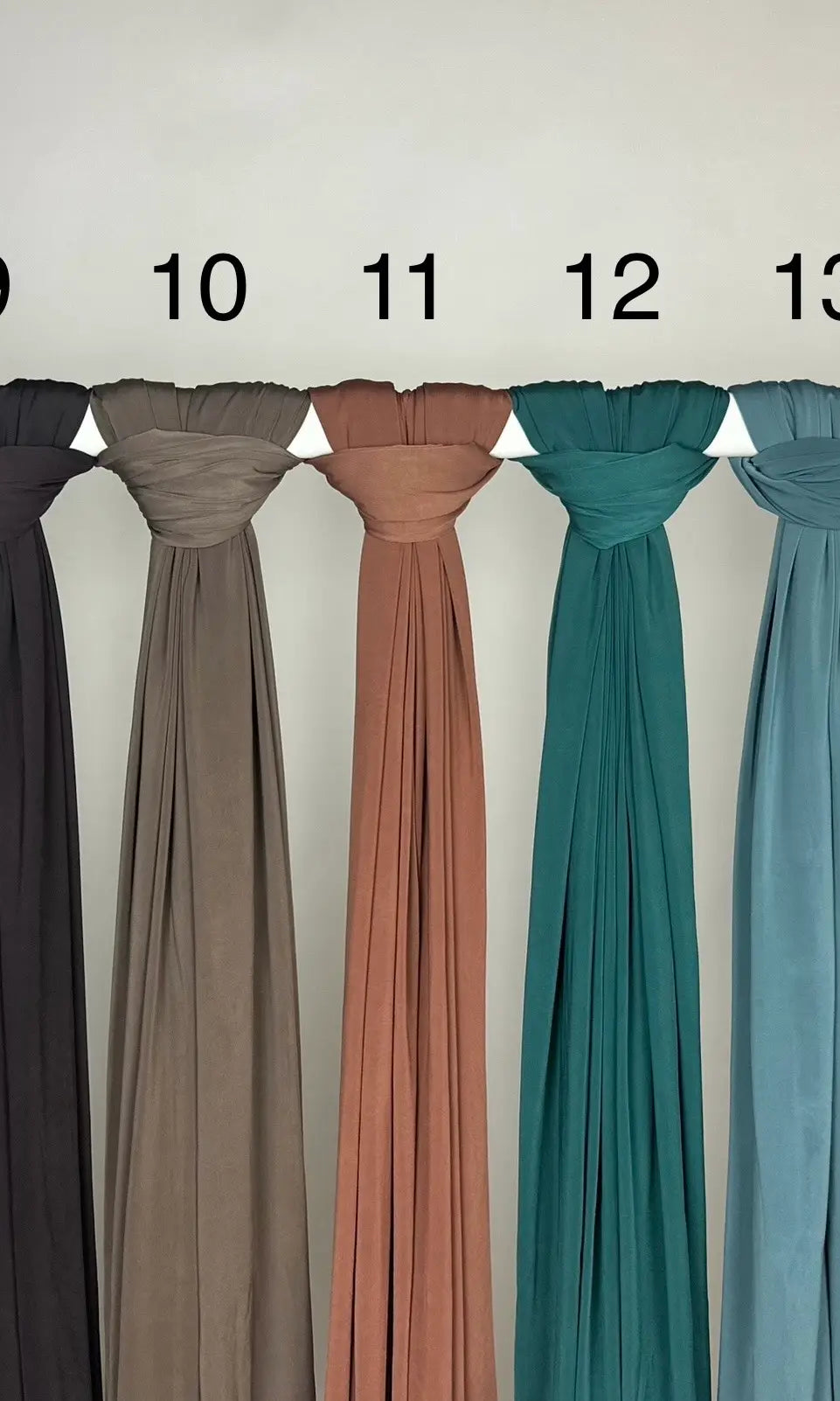 Mehrfarbiger Liquid Jersey Hijab, rutschfest und glänzend, Modest Abaya Style, Vorderansicht am Ständer hängend