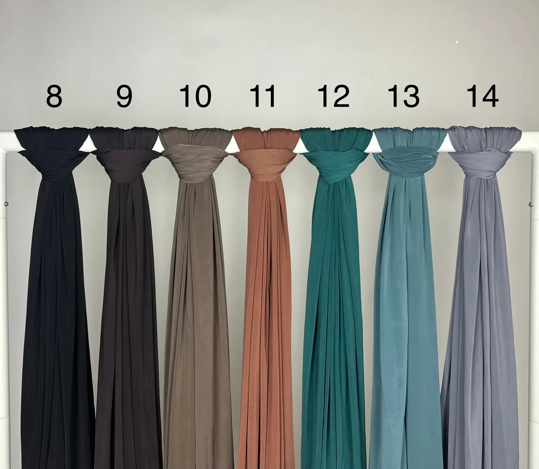 Mehrfarbiger Liquid Jersey Hijab, rutschfest und glänzend, Modest Abaya Style, Vorderansicht am Ständer hängend