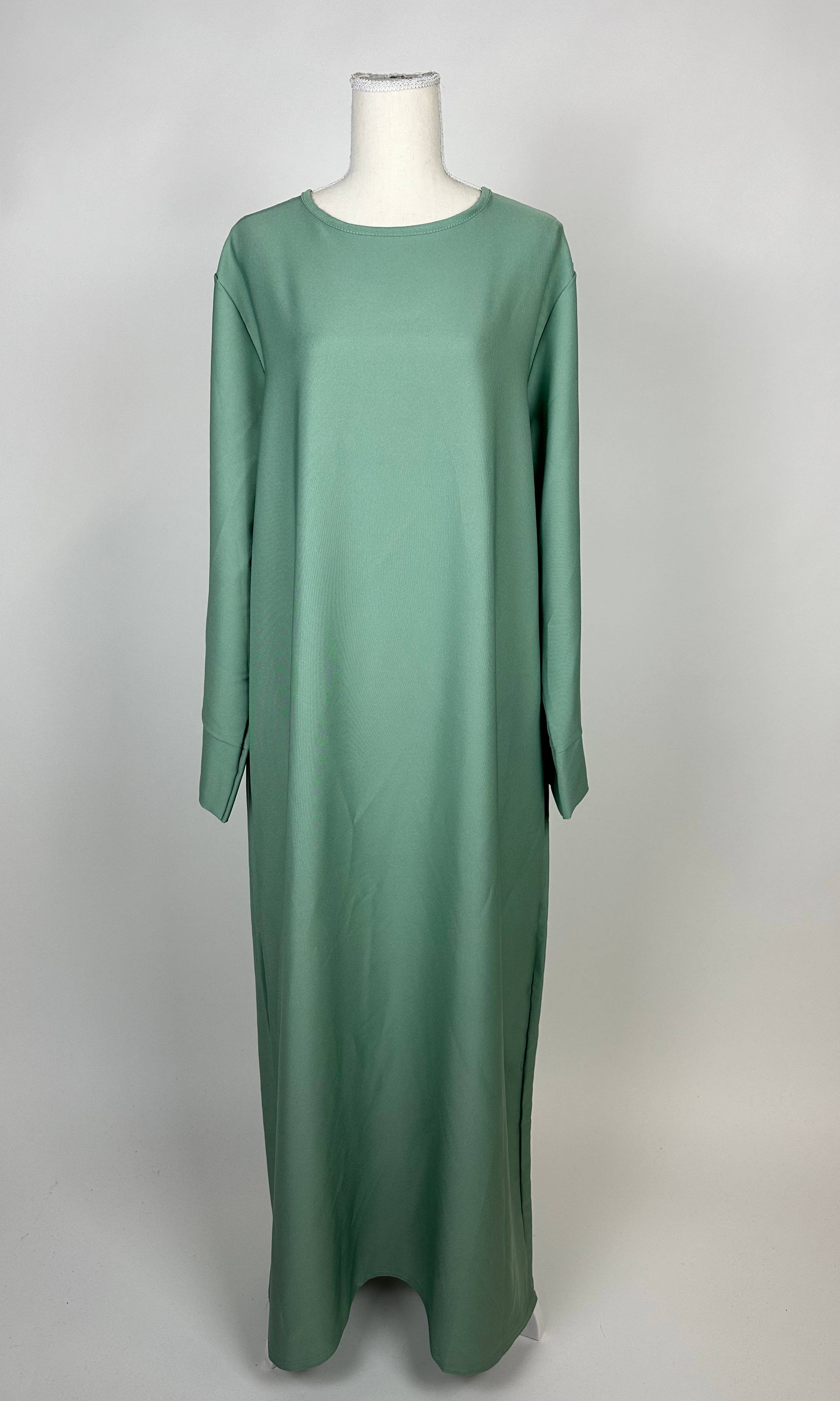 abaya in salbeigrün aus polyester, langarm mit rundem halsausschnitt und seitenschlitzen, vorderansicht