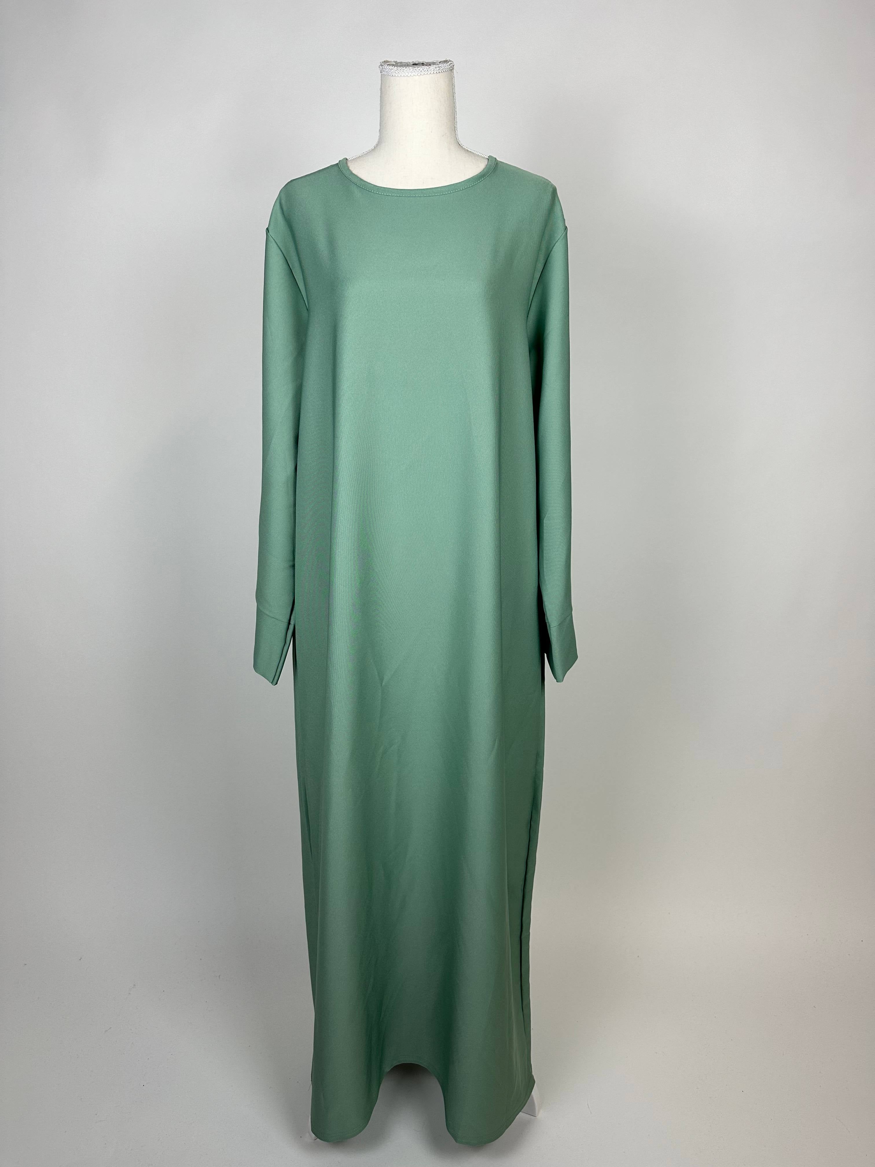 abaya in salbeigrün aus polyester, langarm mit rundem halsausschnitt und seitenschlitzen, vorderansicht