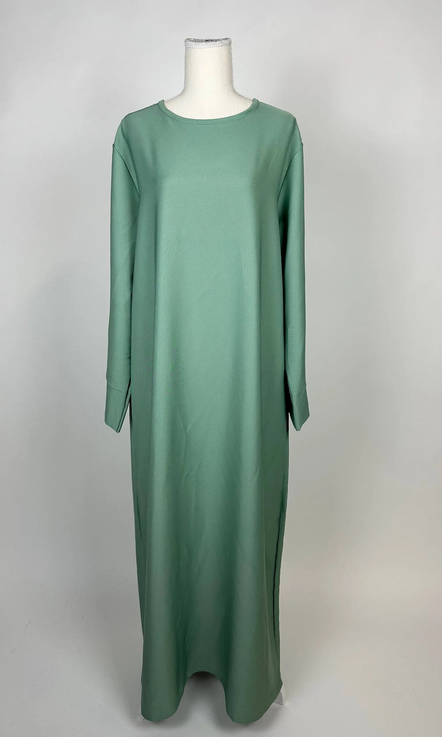 abaya in salbeigrün aus polyester, langarm mit rundem halsausschnitt und seitenschlitzen, vorderansicht