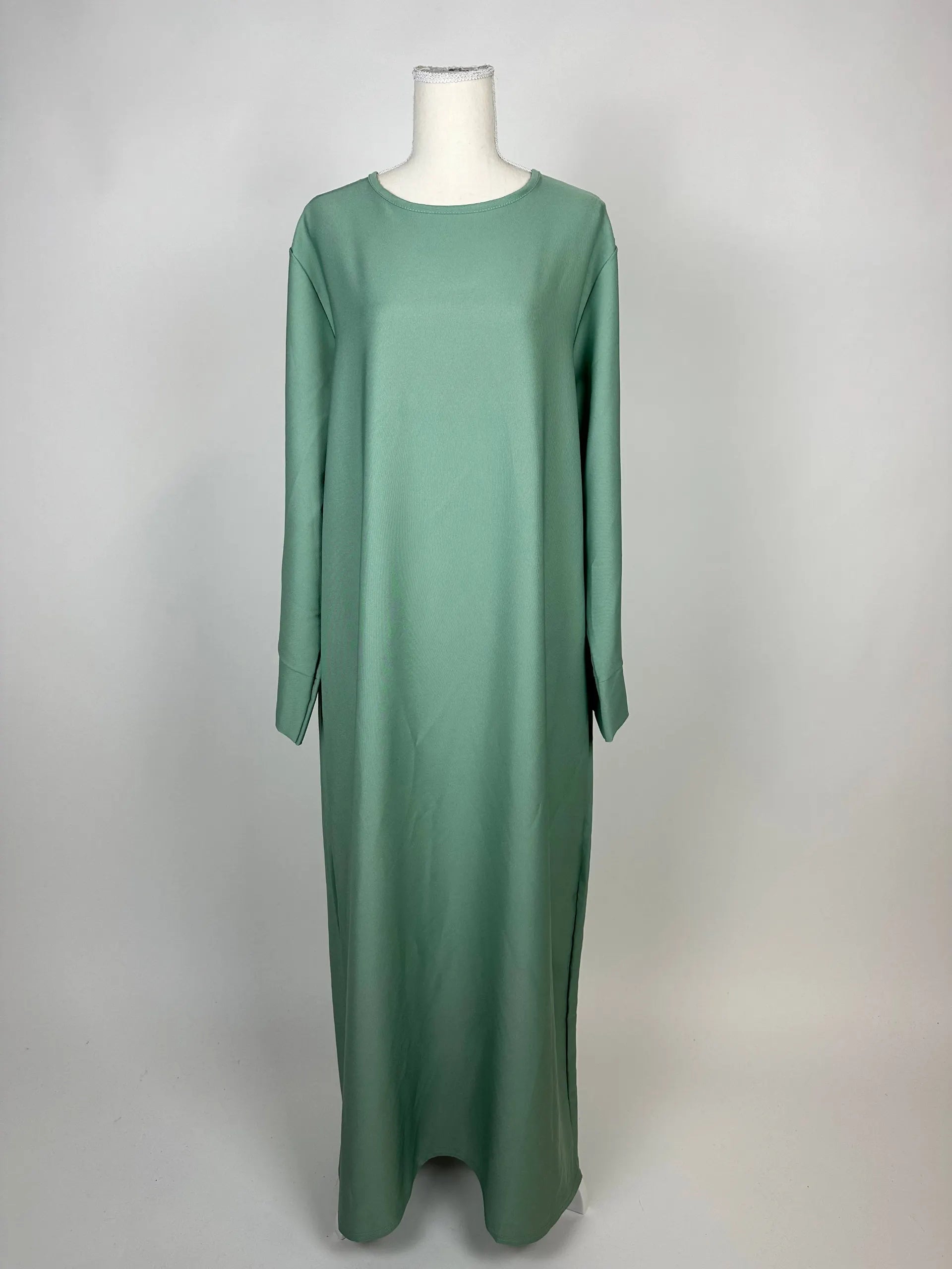 abaya in salbeigrün aus polyester, langarm mit rundem halsausschnitt und seitenschlitzen, vorderansicht