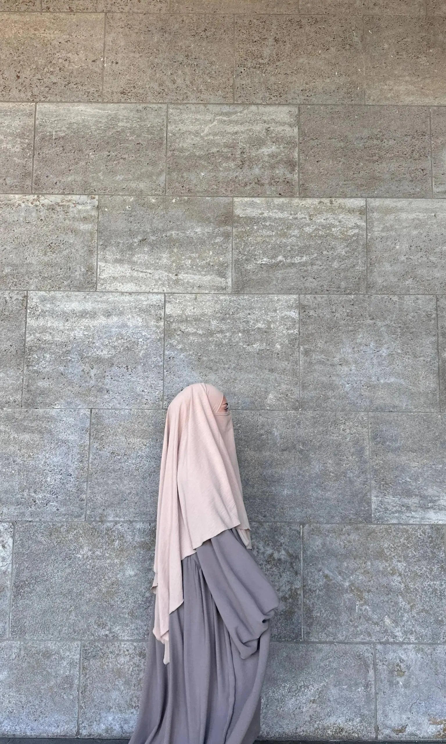 Graue Abaya aus luftigem Jazz-Stoff mit weiten Ballonärmeln und roséfarbenem Khimar, Seitenansicht