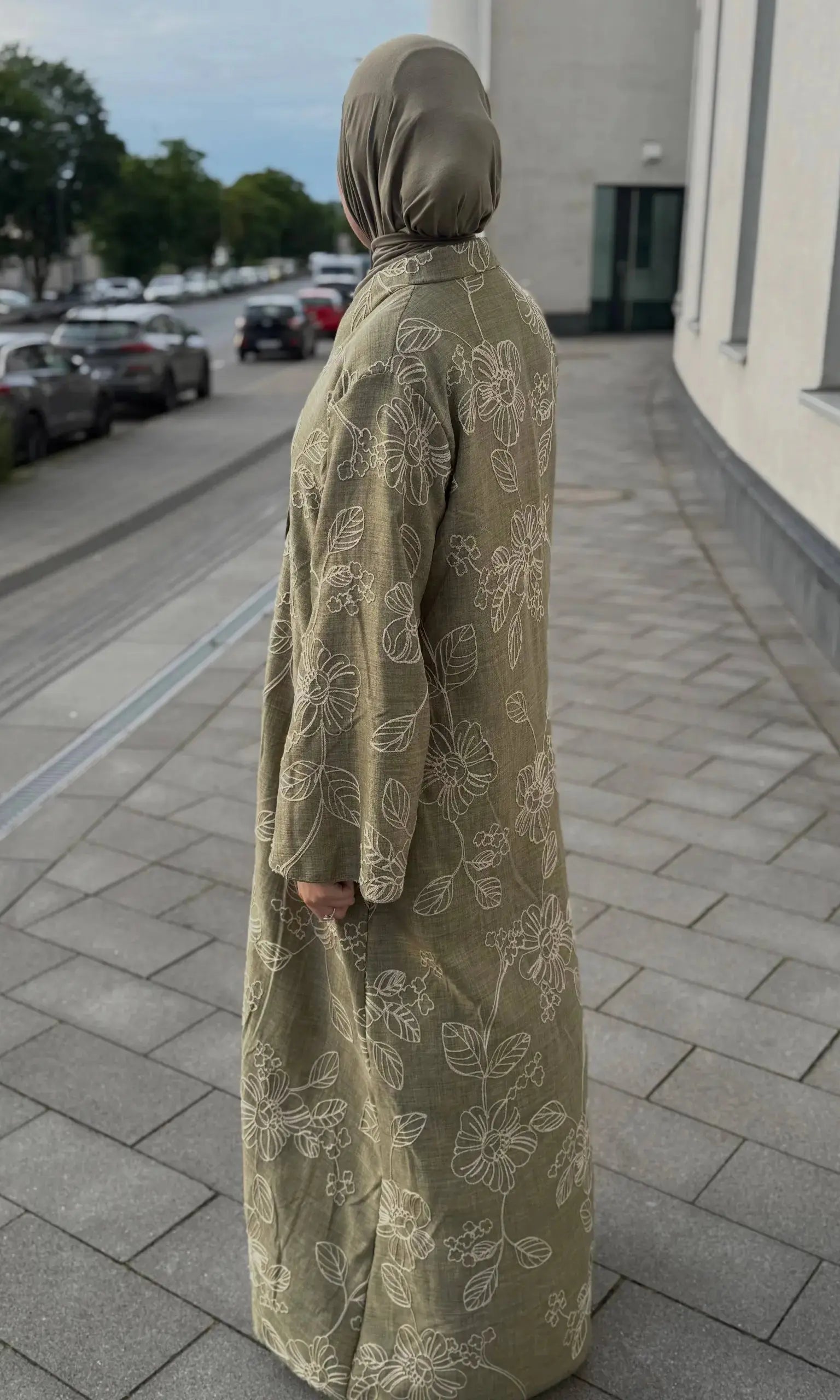 Olivegrüne Kimono-Abaya aus strukturiertem Stoff mit beigem Blumenmuster, Rückansicht