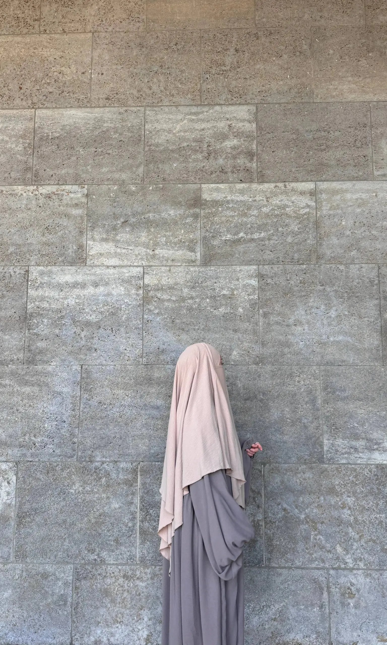 weite abaya in taupe aus luftigem jazz stoff, bodenlang mit weiten ärmeln, seitenansicht