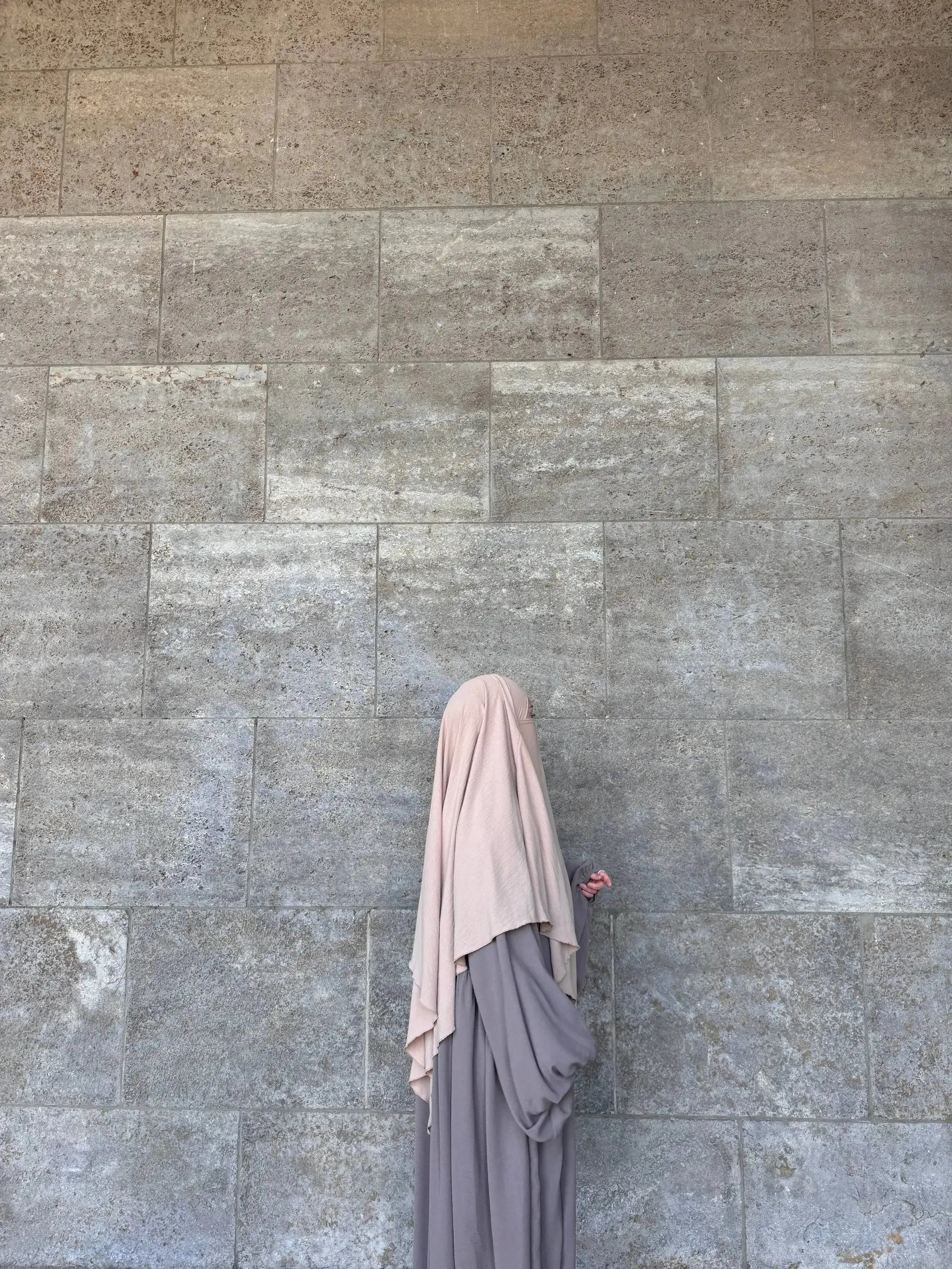 weite abaya in taupe aus luftigem jazz stoff, bodenlang mit weiten ärmeln, seitenansicht