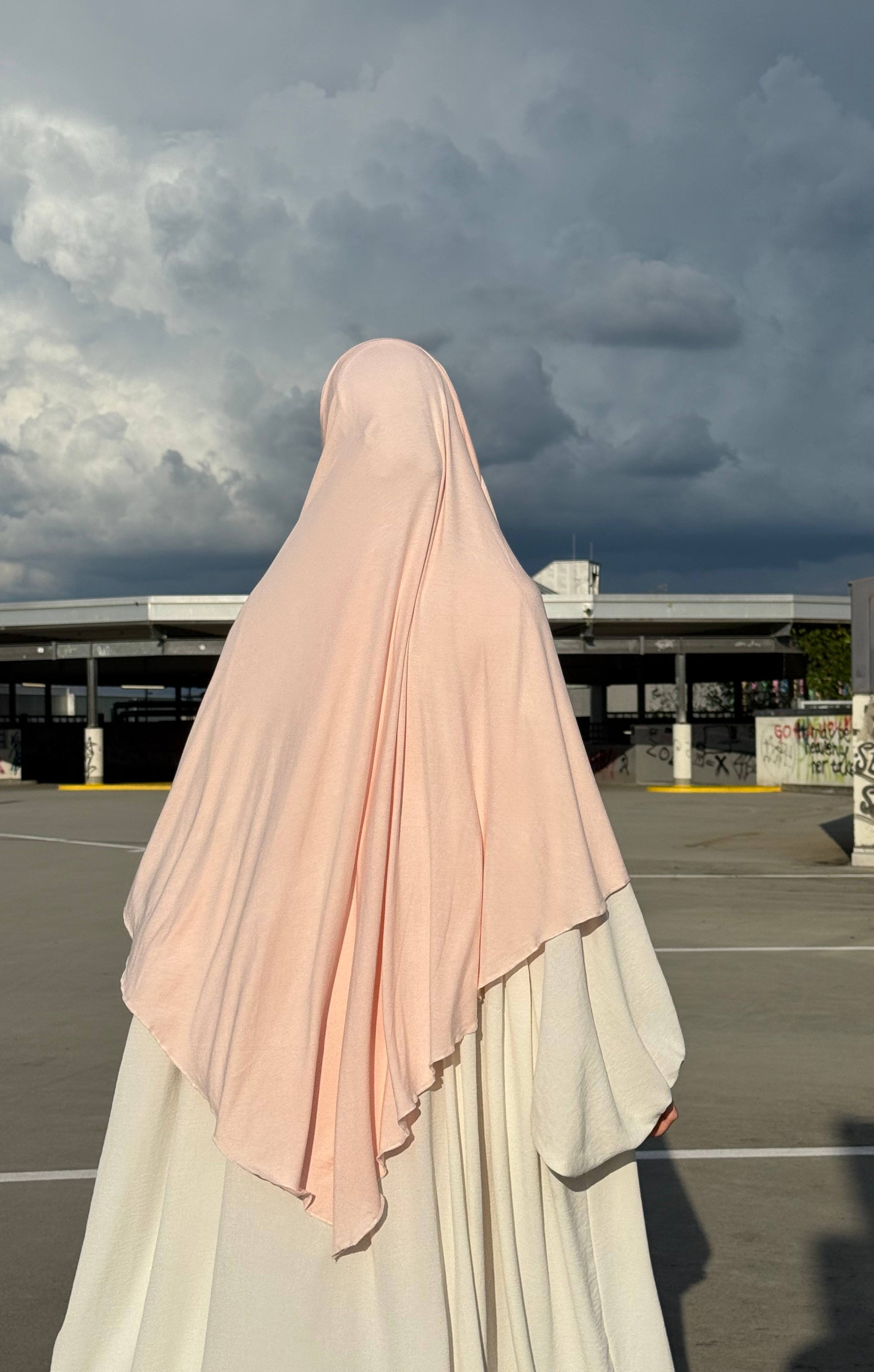 Jersey Khimar in hellrosa aus Viskose-Elastan, Rückenansicht mit länger fallendem Rückenteil.