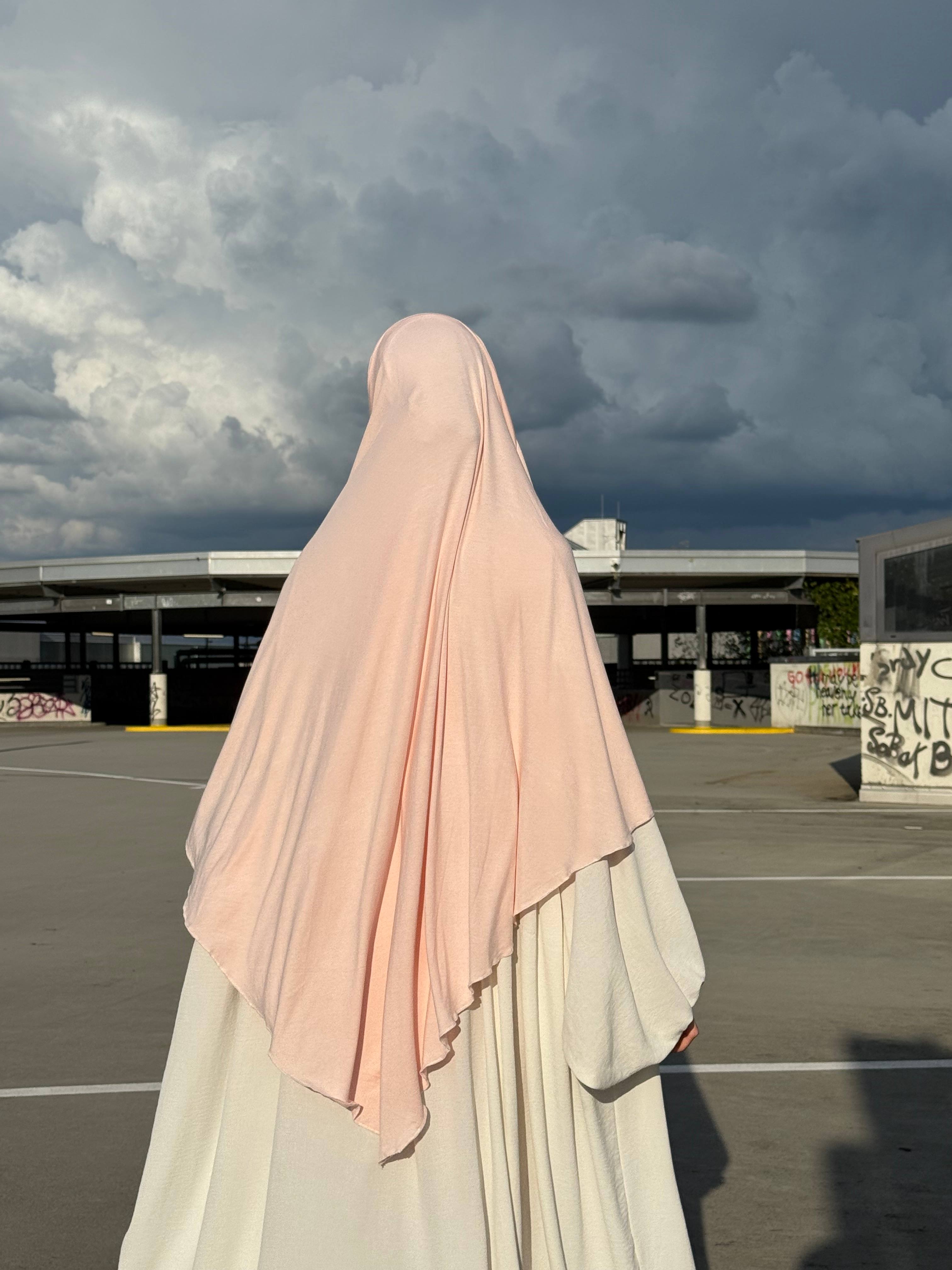 Jersey Khimar in hellrosa aus Viskose-Elastan, Rückenansicht mit länger fallendem Rückenteil.