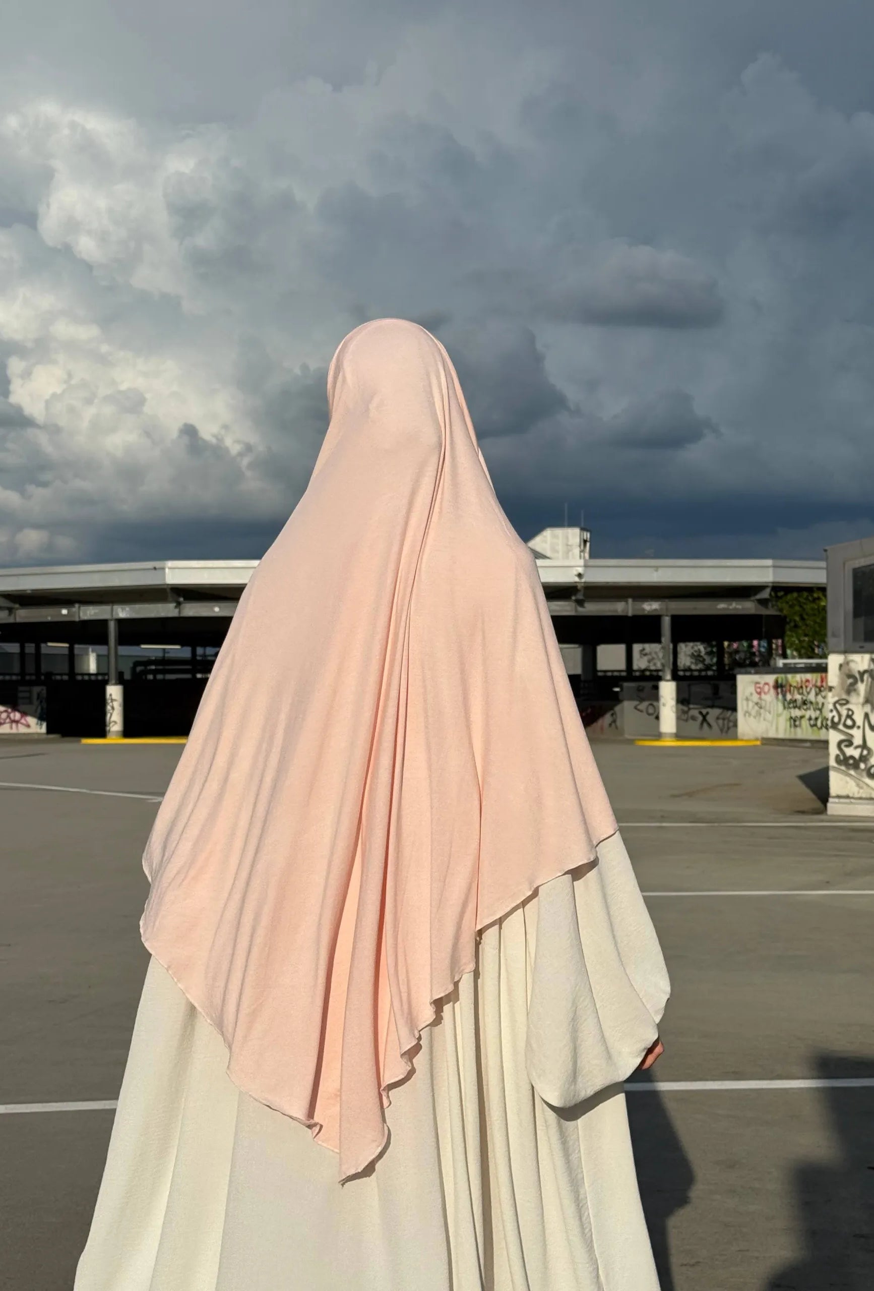 Jersey Khimar in hellrosa aus Viskose-Elastan, Rückenansicht mit länger fallendem Rückenteil.