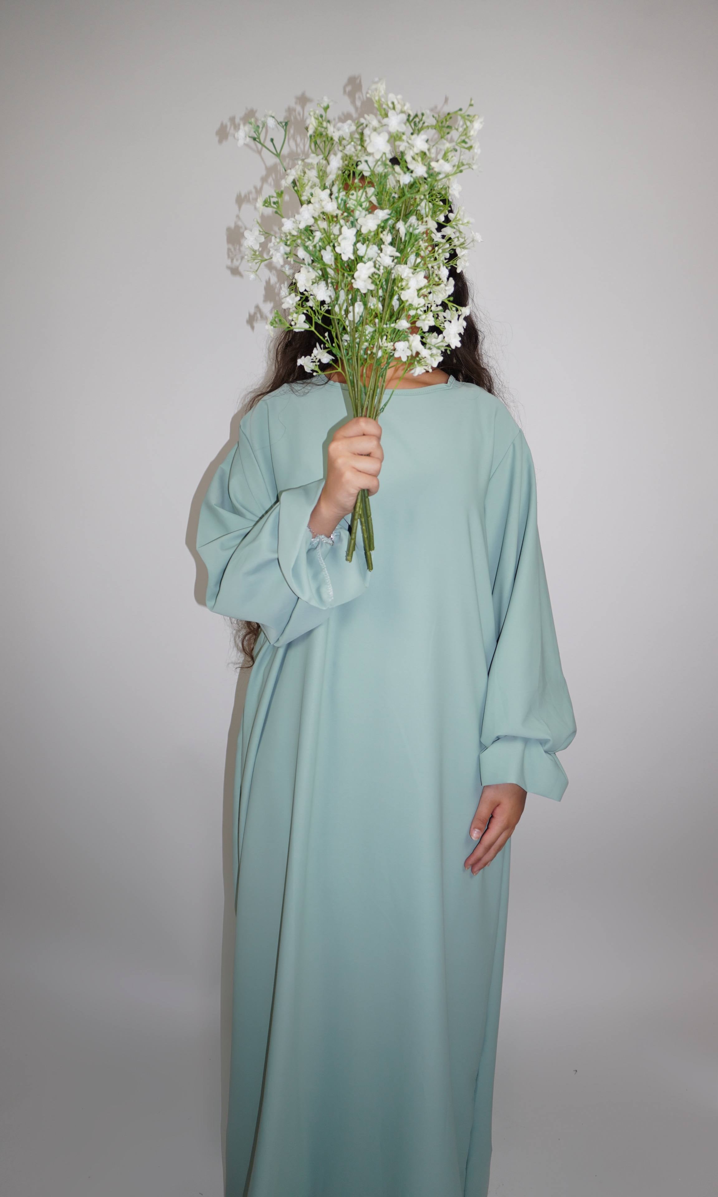mintgrüne Abaya aus Medina-Seide mit Rüschenärmeln, Vorderansicht