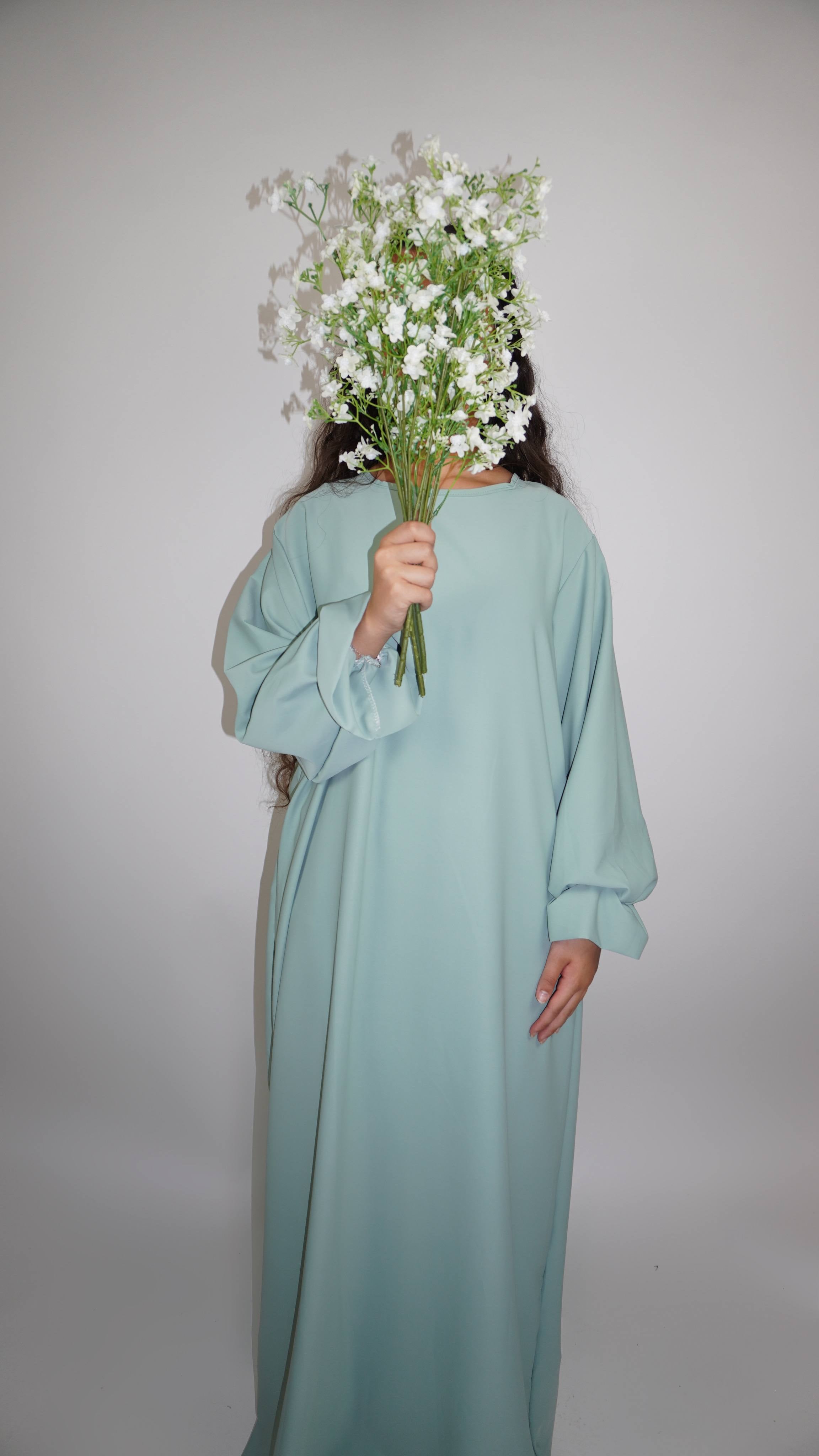 mintgrüne Abaya aus Medina-Seide mit Rüschenärmeln, Vorderansicht