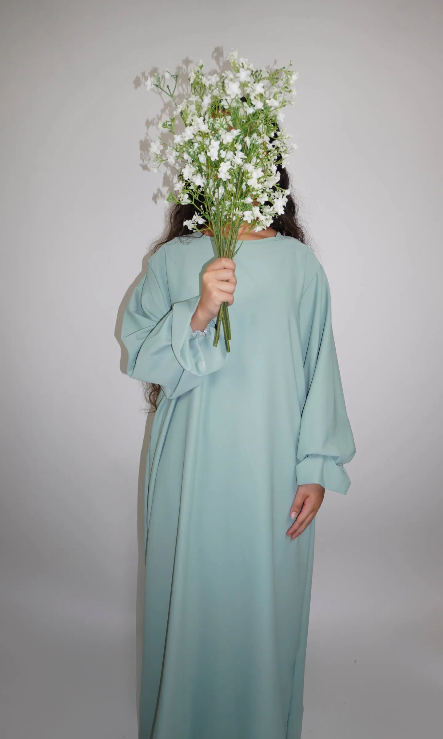 mintgrüne Abaya aus Medina-Seide mit Rüschenärmeln, Vorderansicht