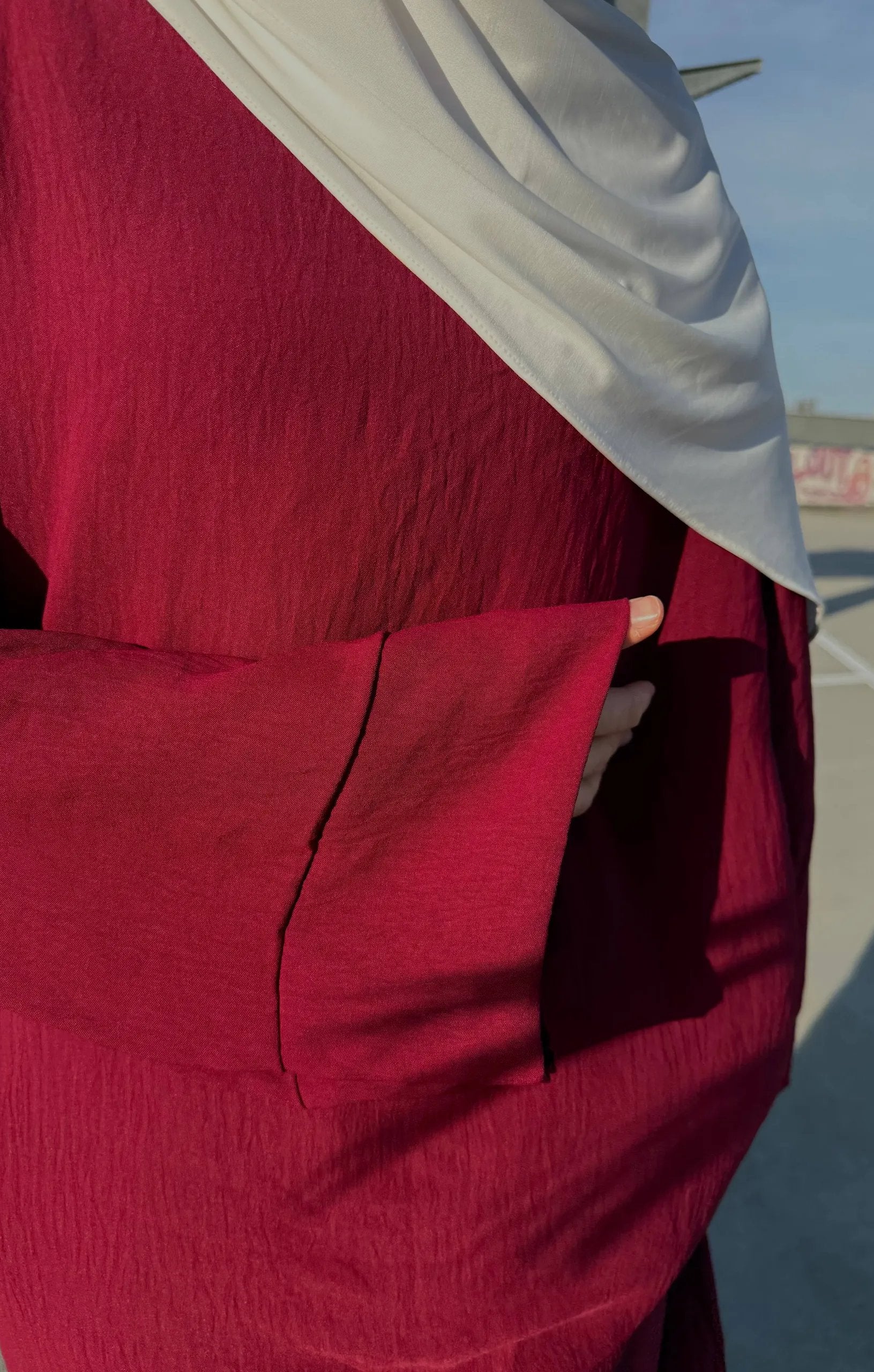 abaya in maxi-länge aus leichtem, fließendem stoff, frontansicht