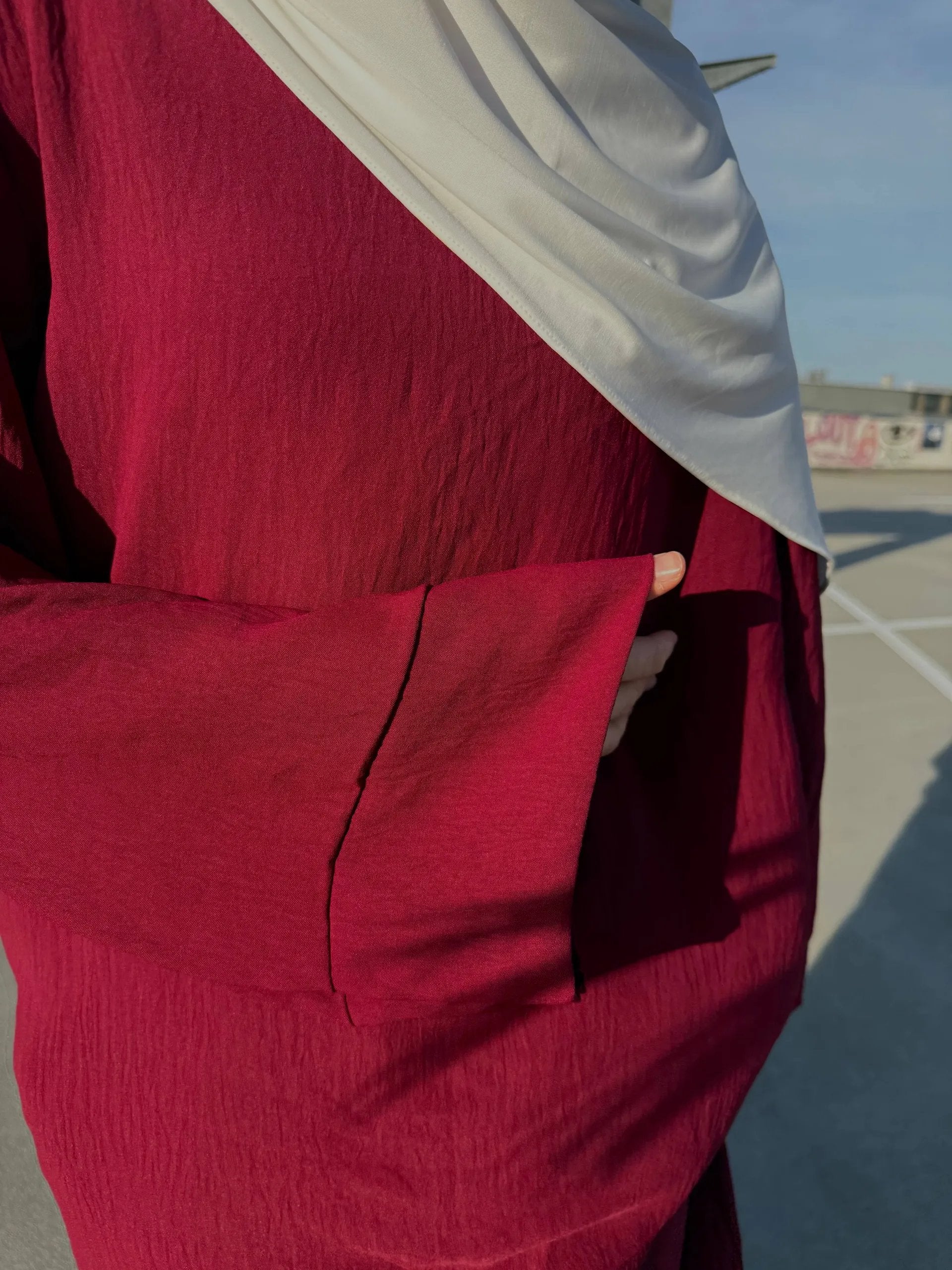 abaya in maxi-länge aus leichtem, fließendem stoff, frontansicht