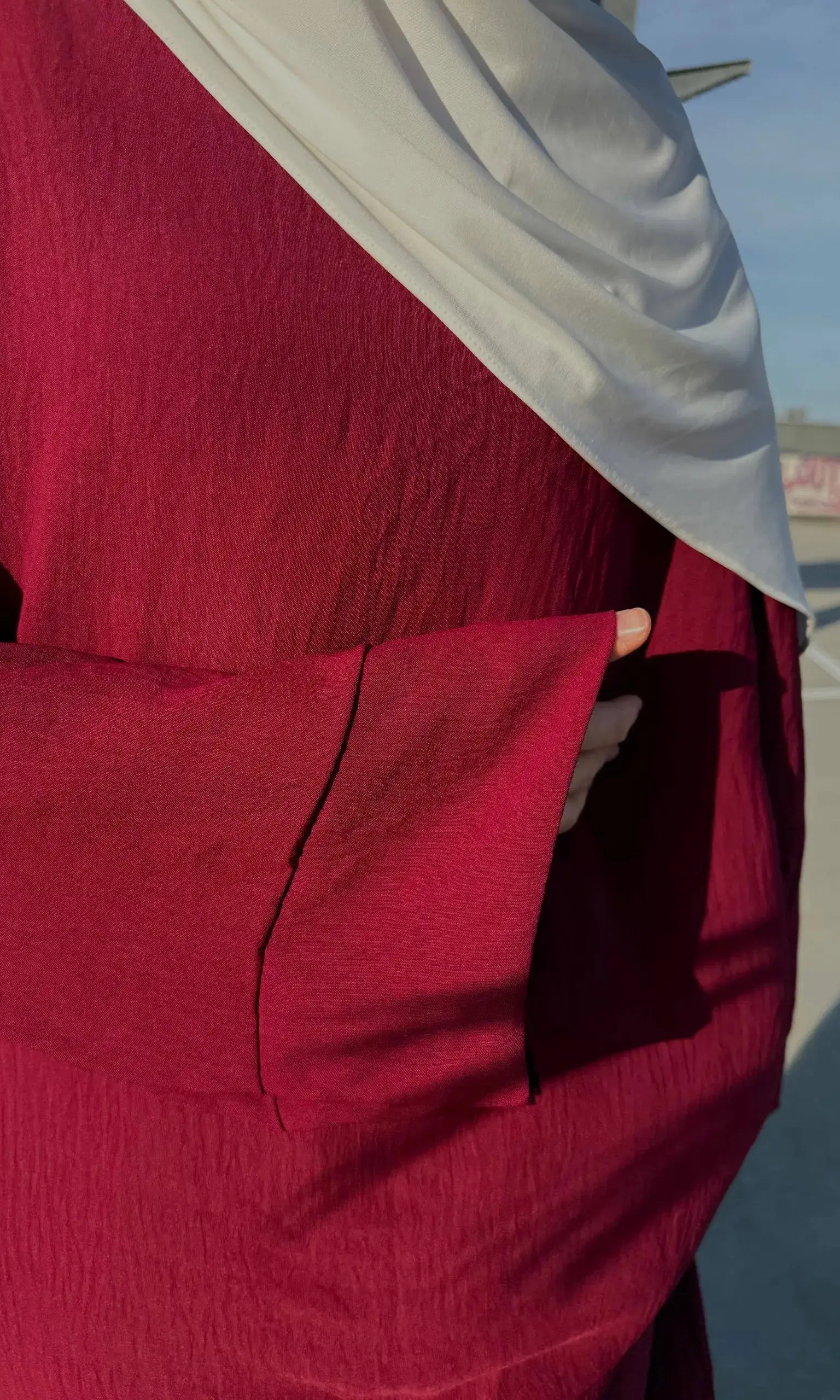 abaya in maxi-länge aus leichtem, fließendem stoff, frontansicht