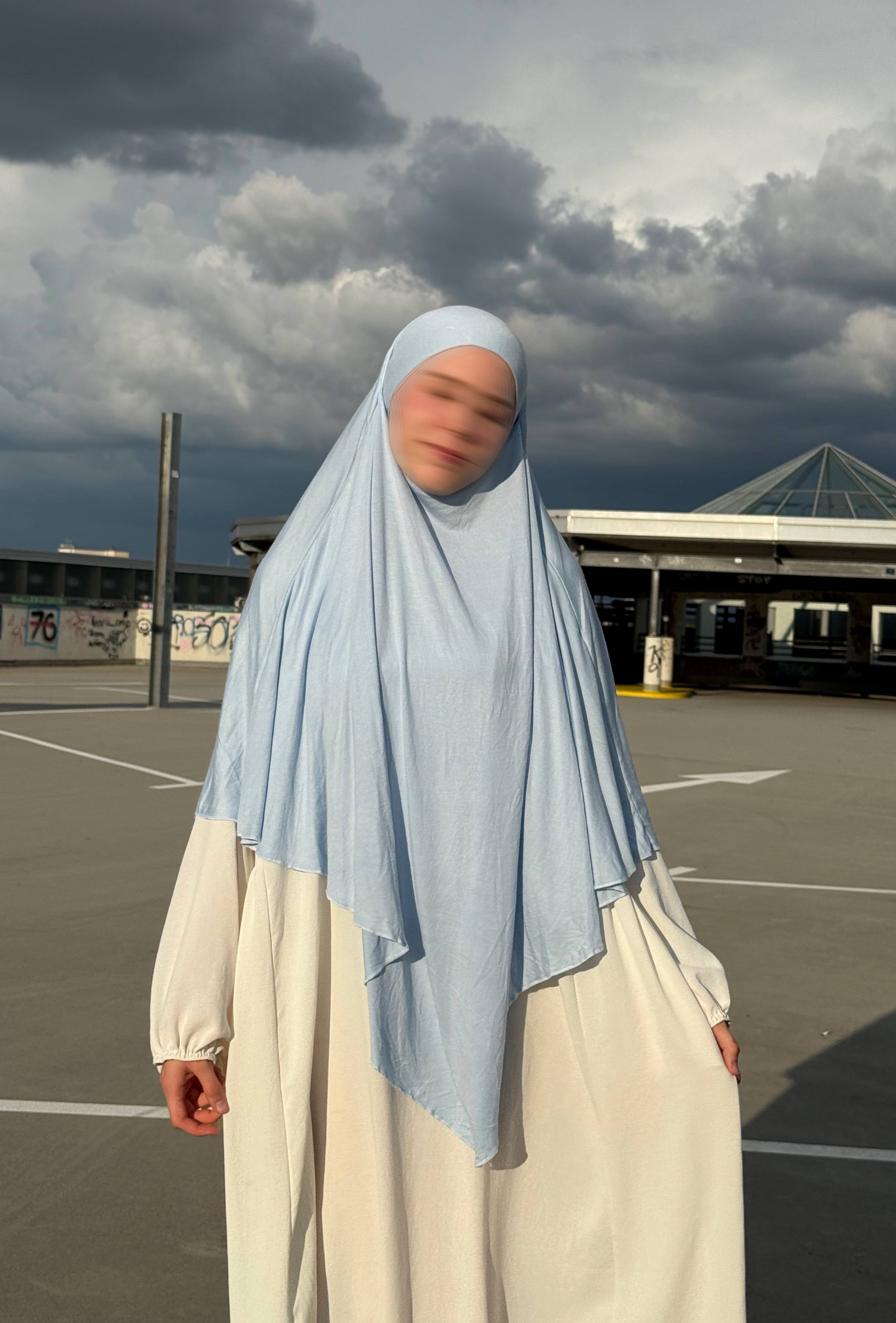 Hellblauer Jersey Khimar (Viskose/Elastan), frontal an einer stehenden Person zu sehen.