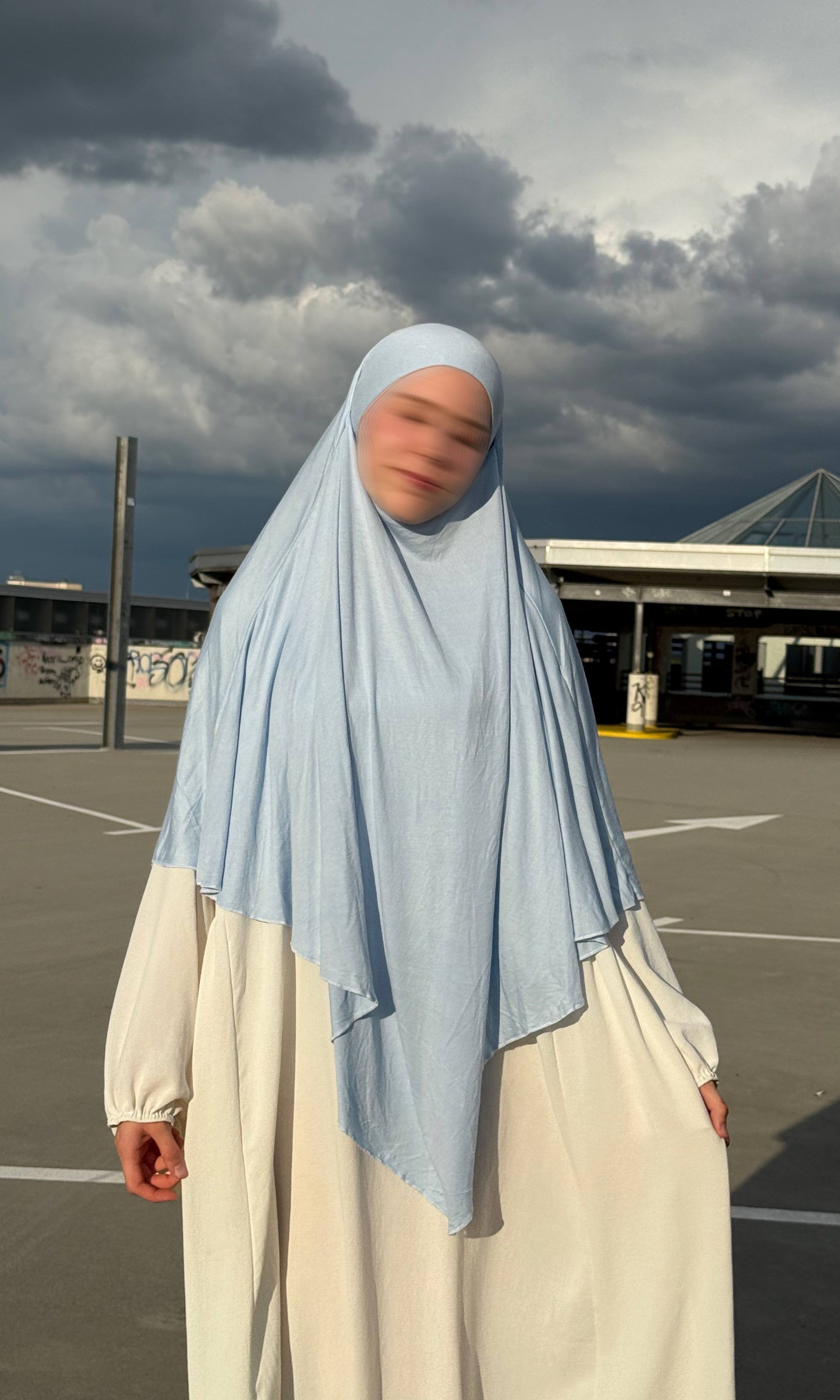 Hellblauer Jersey Khimar (Viskose/Elastan), frontal an einer stehenden Person zu sehen.