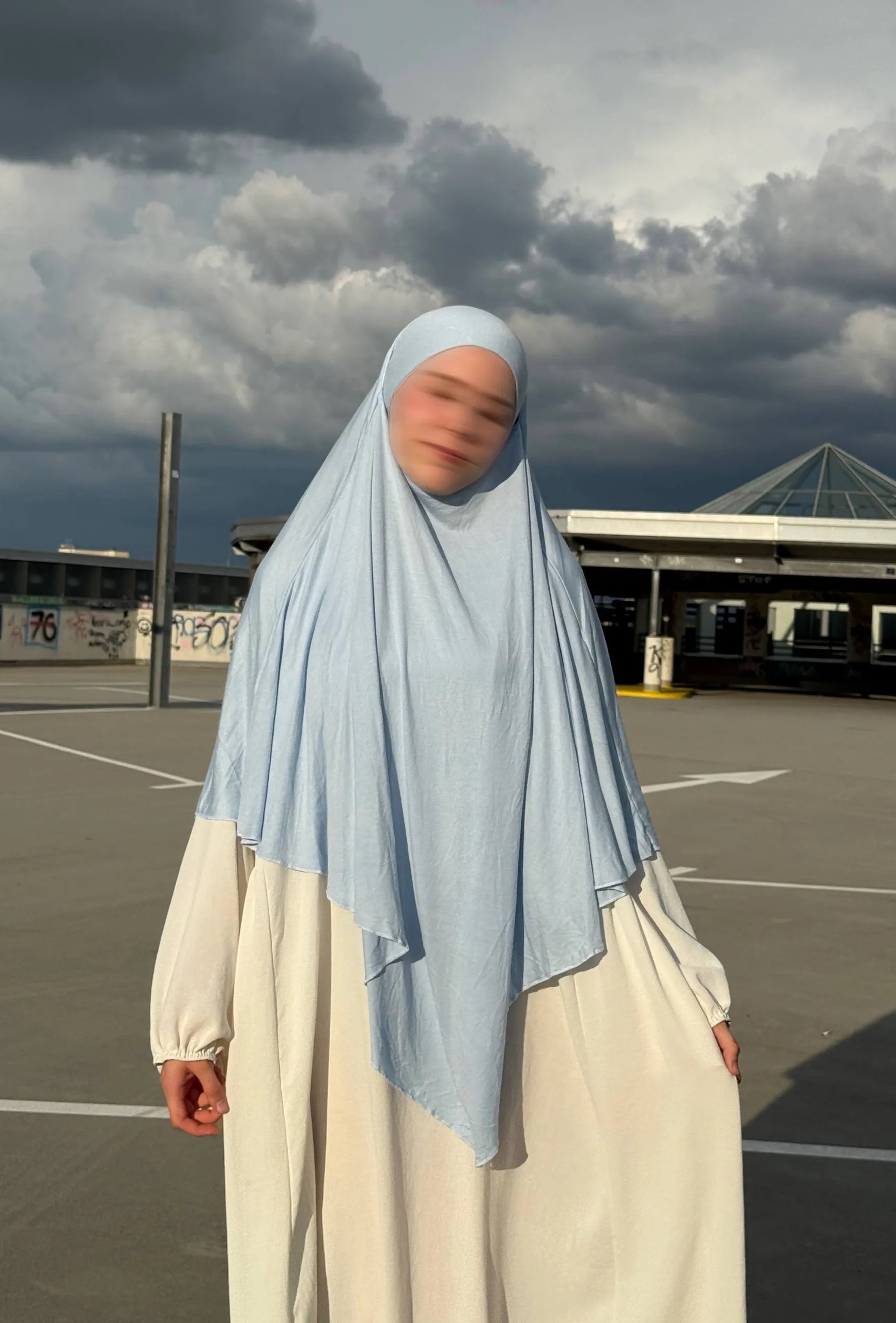 Hellblauer Jersey Khimar (Viskose/Elastan), frontal an einer stehenden Person zu sehen.