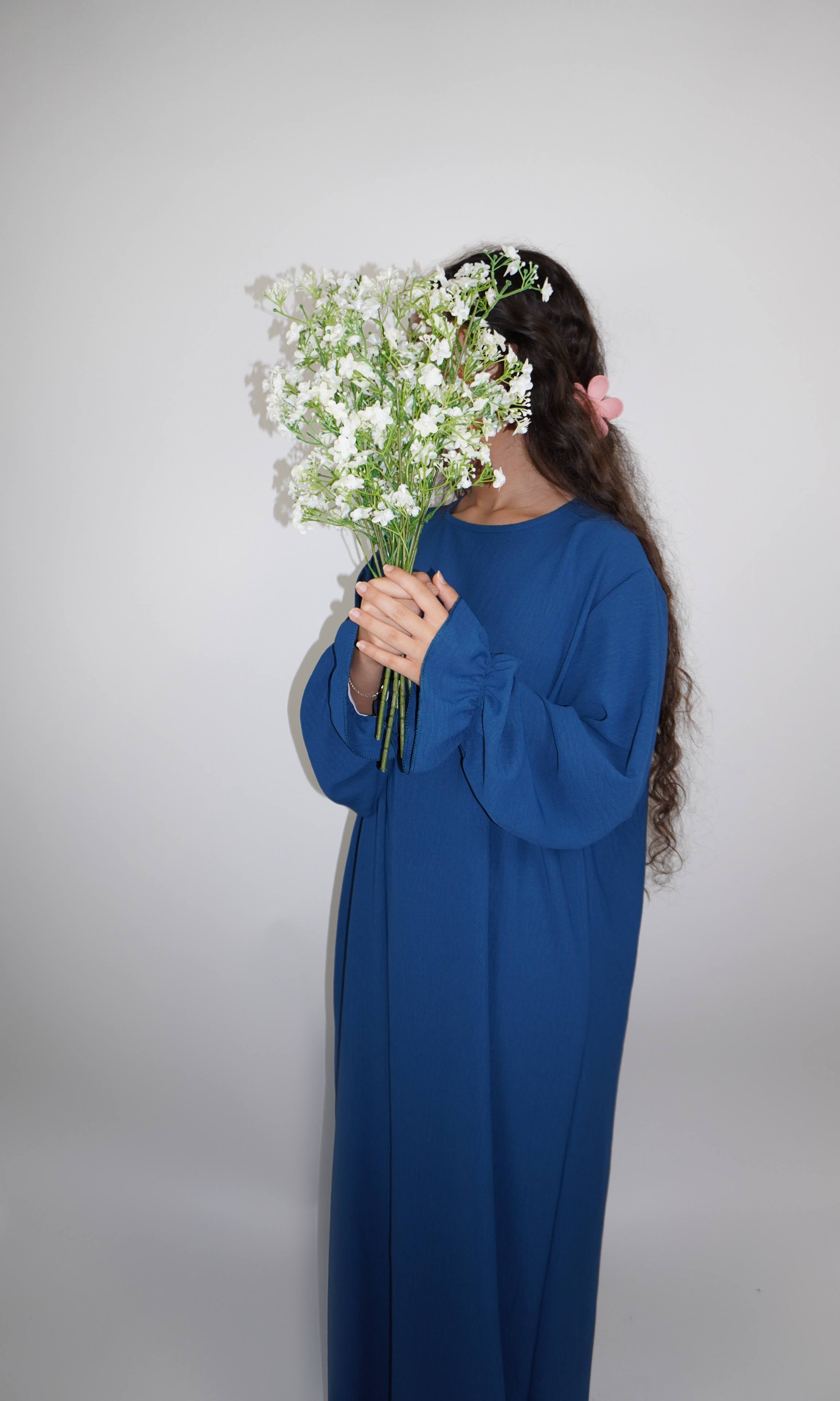 abaya aus blauem jazz-stoff mit rüschenärmeln, frontansicht, bodenlang