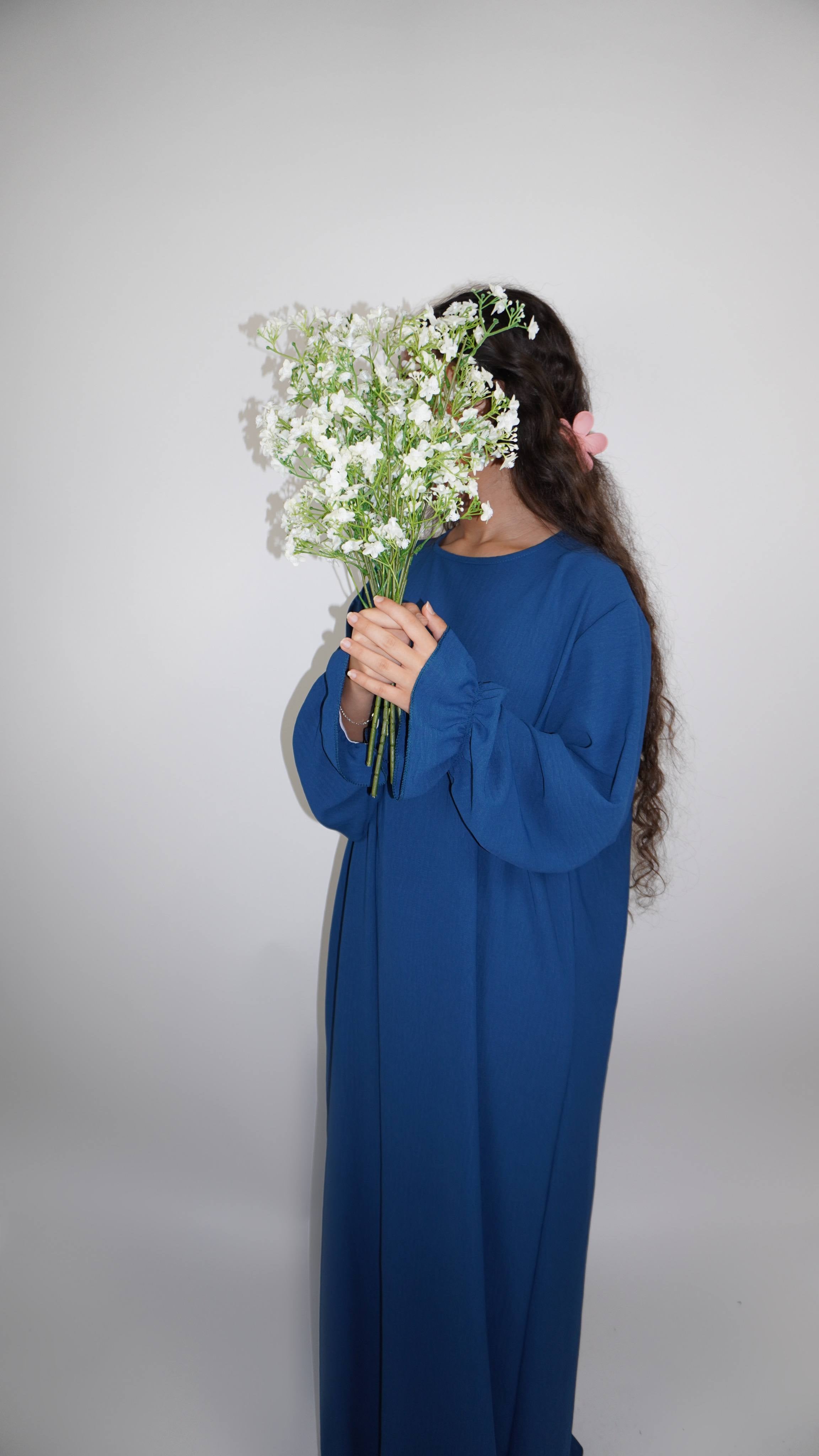 abaya aus blauem jazz-stoff mit rüschenärmeln, frontansicht, bodenlang