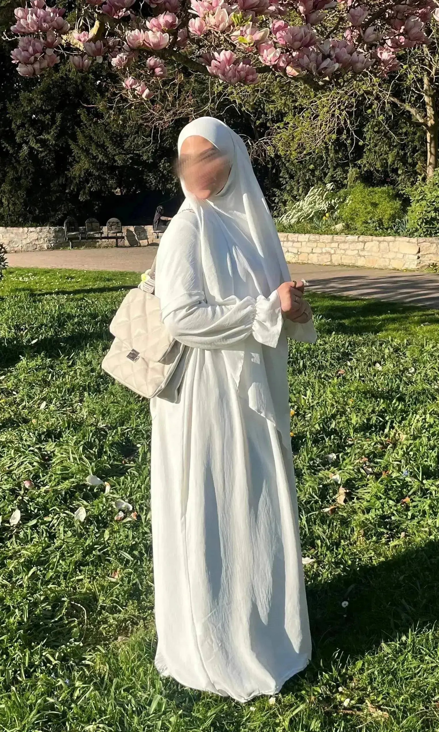 abaya und khimar in weiß, fließender stoff, abaya mit rüschenärmeln, seitenansicht