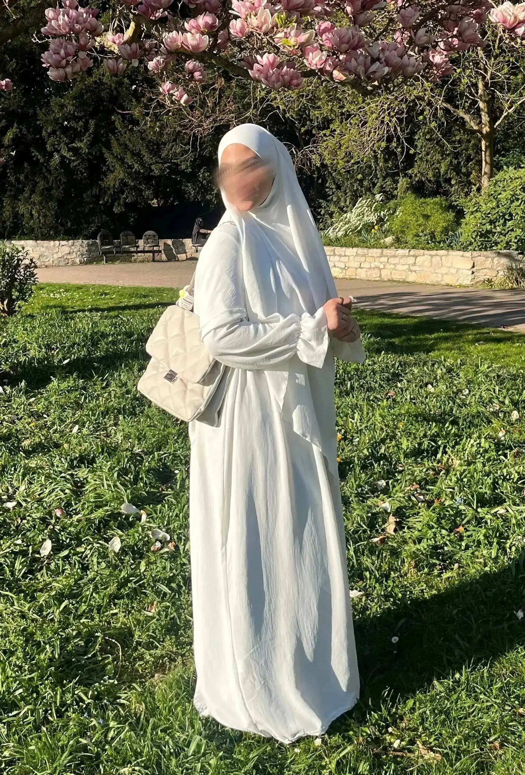 abaya und khimar in weiß, fließender stoff, abaya mit rüschenärmeln, seitenansicht
