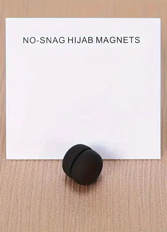 Schwarzer Hijab-Magnet mit matter, runder Form und No-Snag-Funktion für sicheren Halt, Vorderansicht