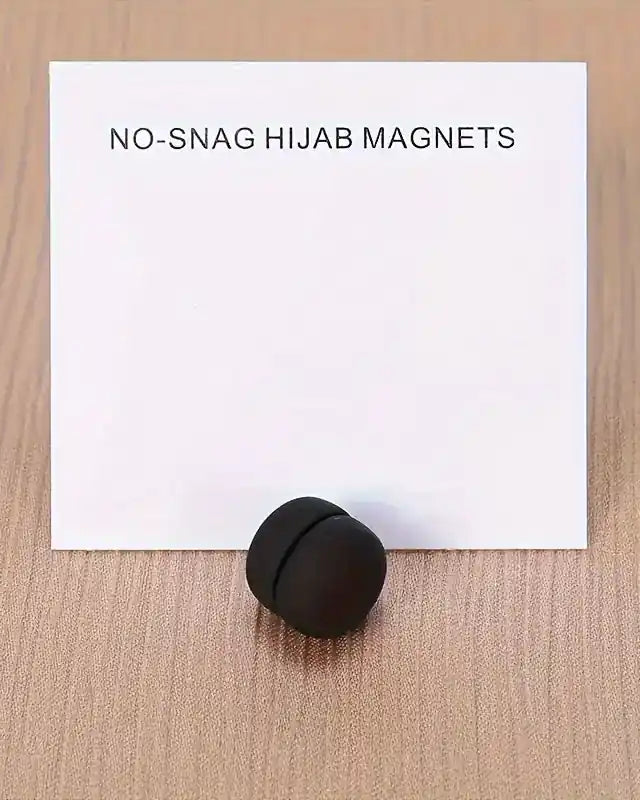 Schwarzer Hijab-Magnet mit matter, runder Form und No-Snag-Funktion für sicheren Halt, Vorderansicht