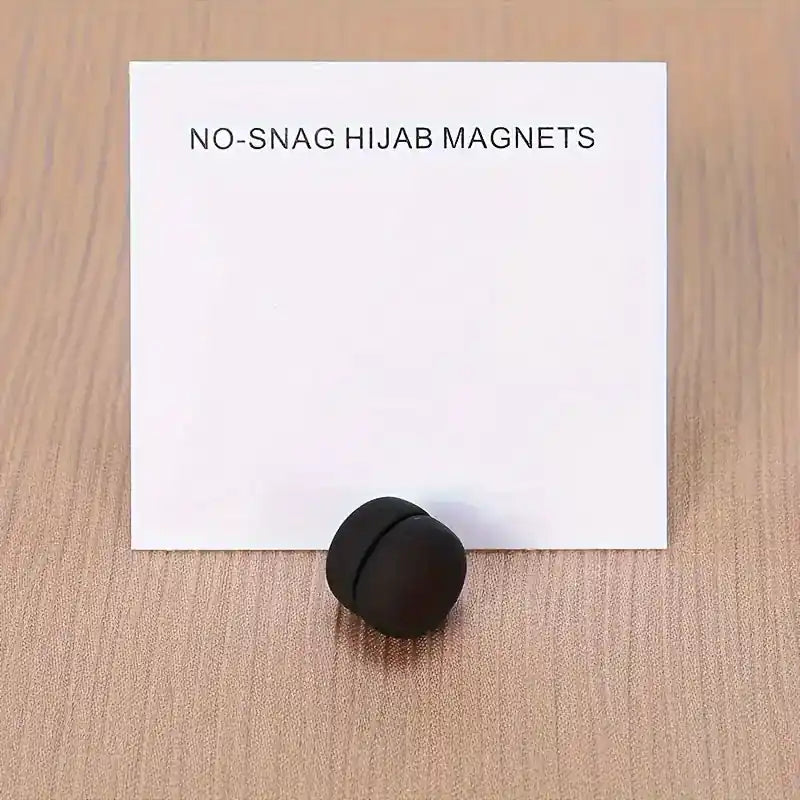 Schwarzer Hijab-Magnet mit matter, runder Form und No-Snag-Funktion für sicheren Halt, Vorderansicht
