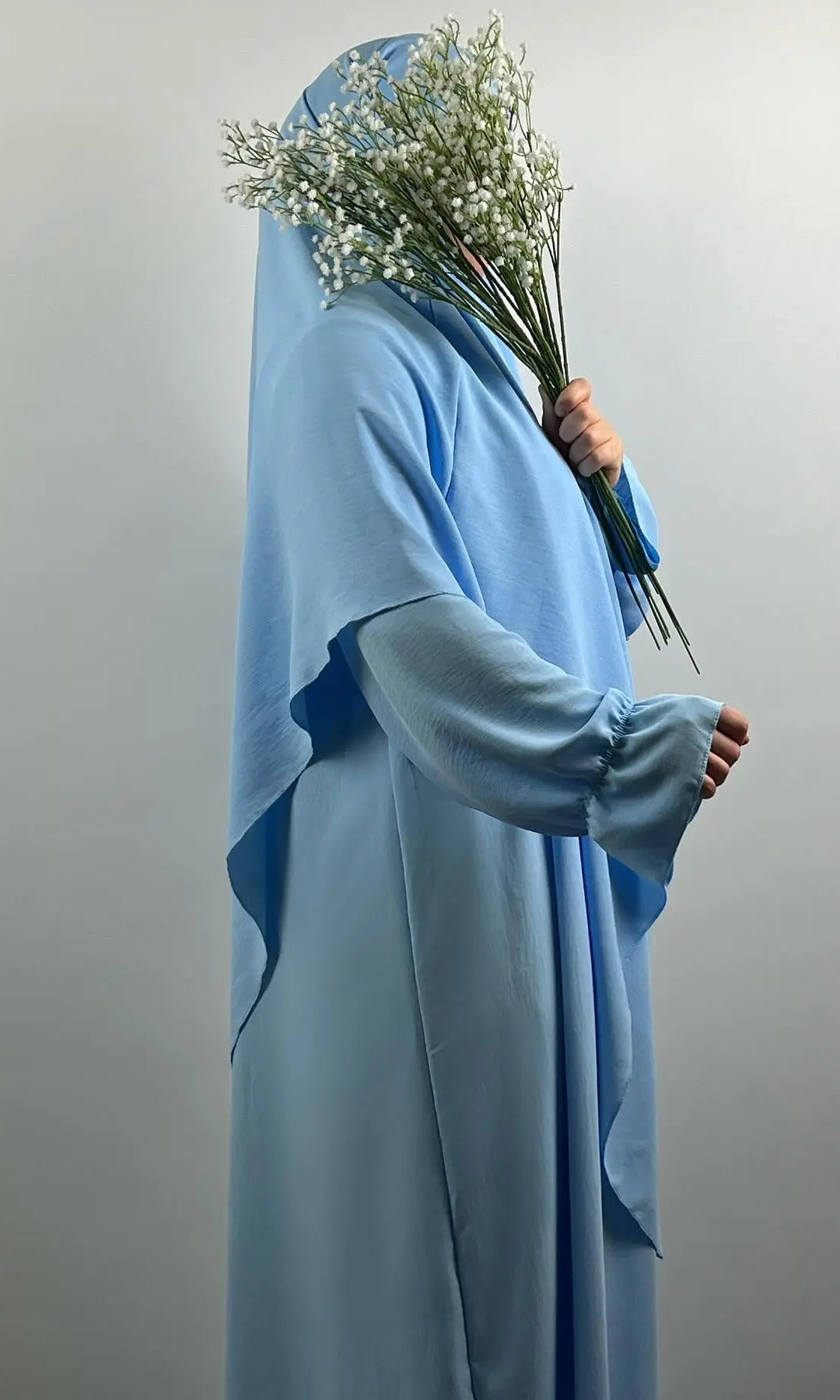 Set aus Abaya und Khimar in hellblau, leichter Stoff mit Ballonärmeln, Seitenansicht