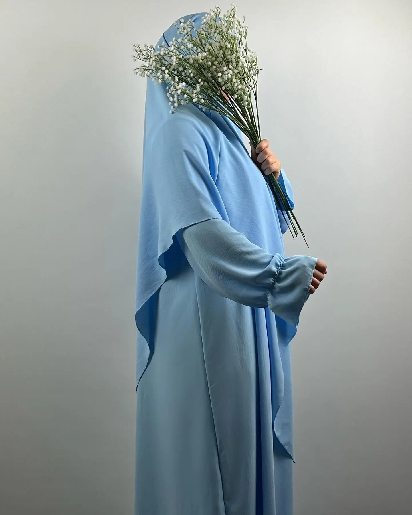 Set aus Abaya und Khimar in hellblau, leichter Stoff mit Ballonärmeln, Seitenansicht