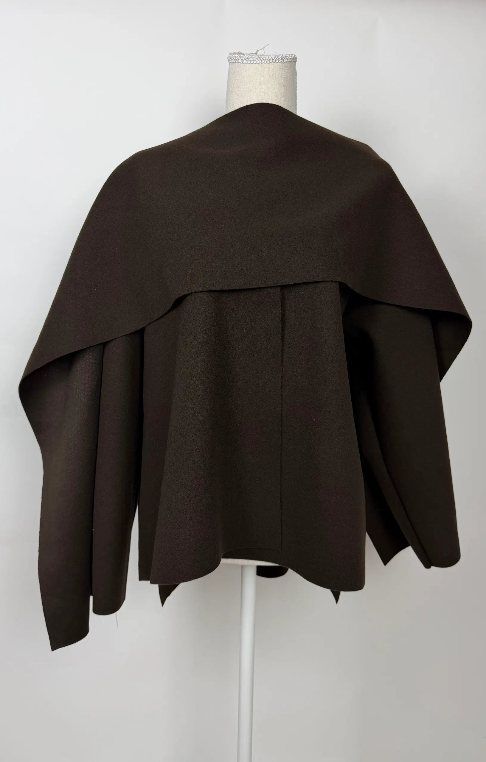 kurzes cape aus polyester mit schal, vorne kürzer, hinten länger
