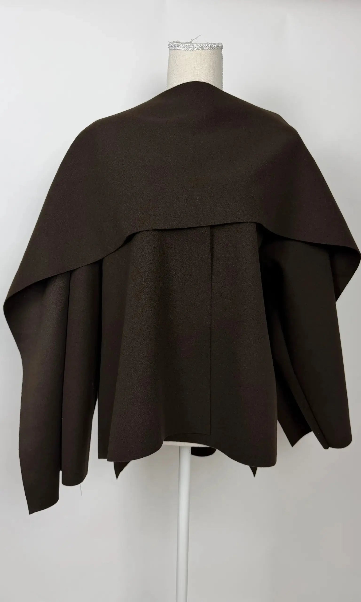 kurzes cape aus polyester mit schal, vorne kürzer, hinten länger