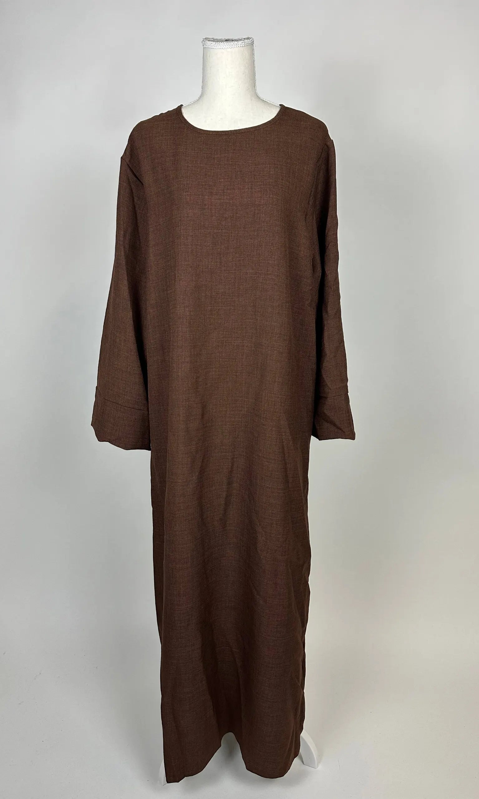 Braune Abaya im Leinenlook, Modest-Schnitt mit langen Ärmeln und Rundhals, knöchellang, Vorderansicht auf Schneiderbüste
