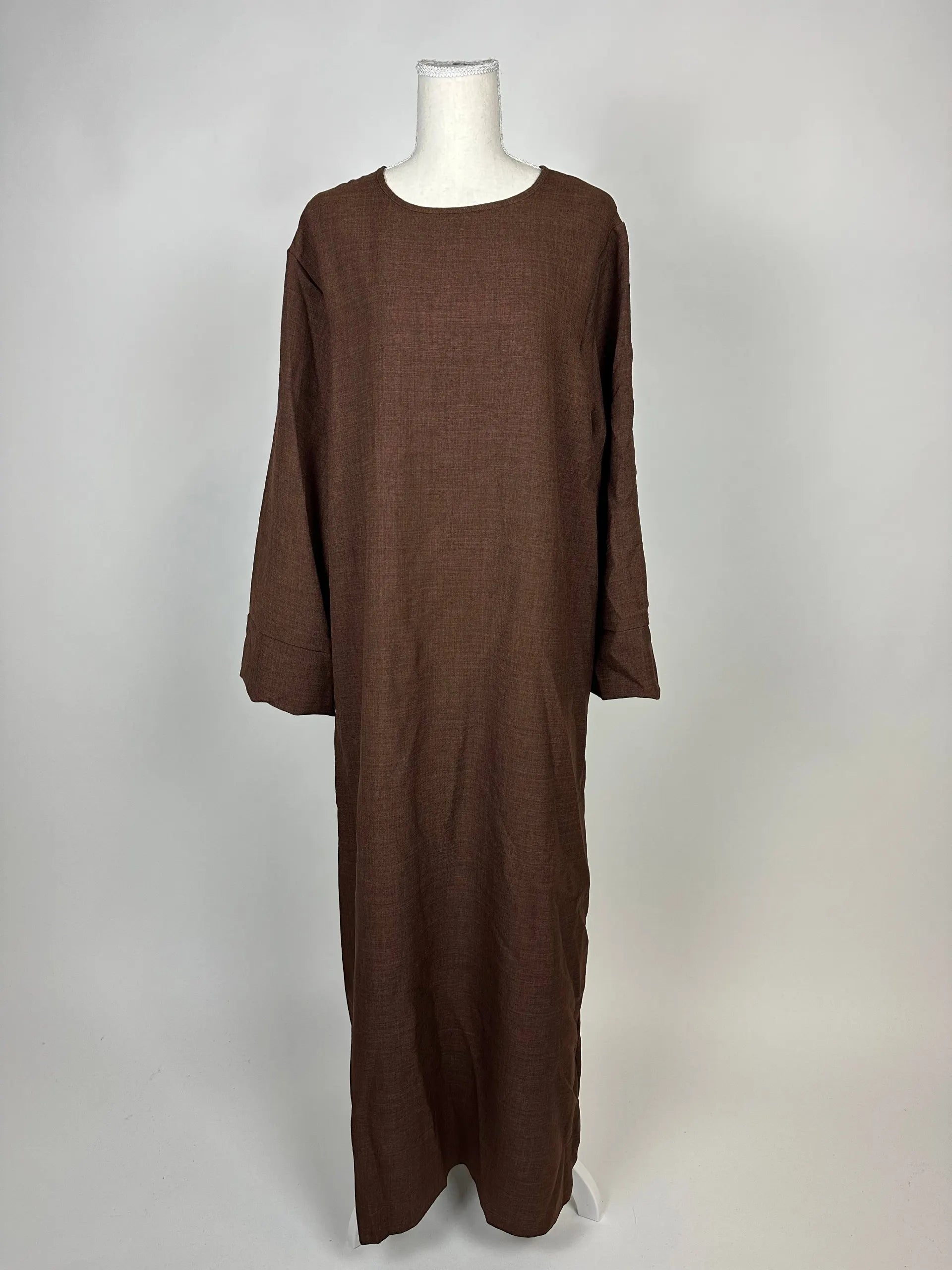 Braune Abaya im Leinenlook, Modest-Schnitt mit langen Ärmeln und Rundhals, knöchellang, Vorderansicht auf Schneiderbüste