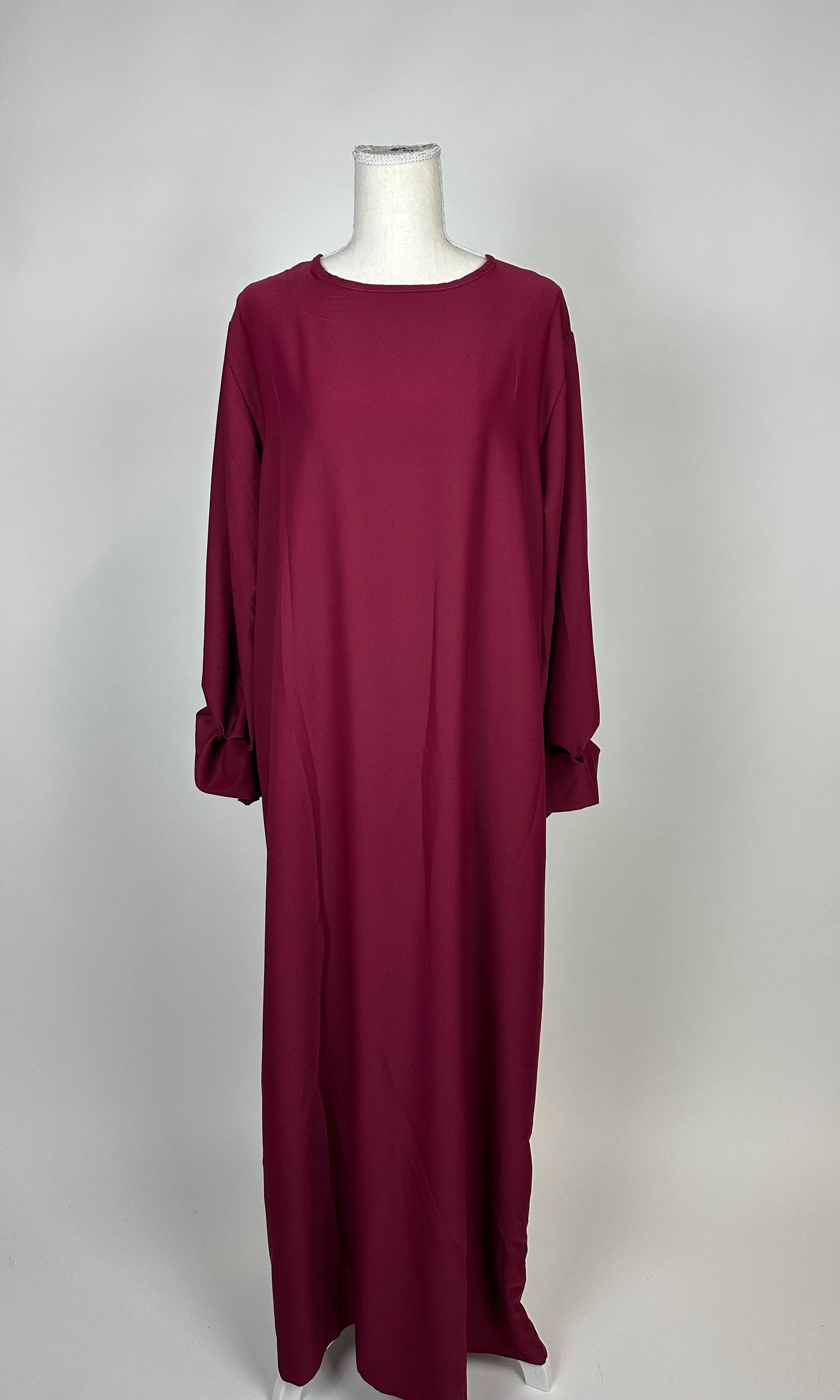Abaya burgunderrot aus Medina-Seide mit Rüschenärmeln, Frontansicht