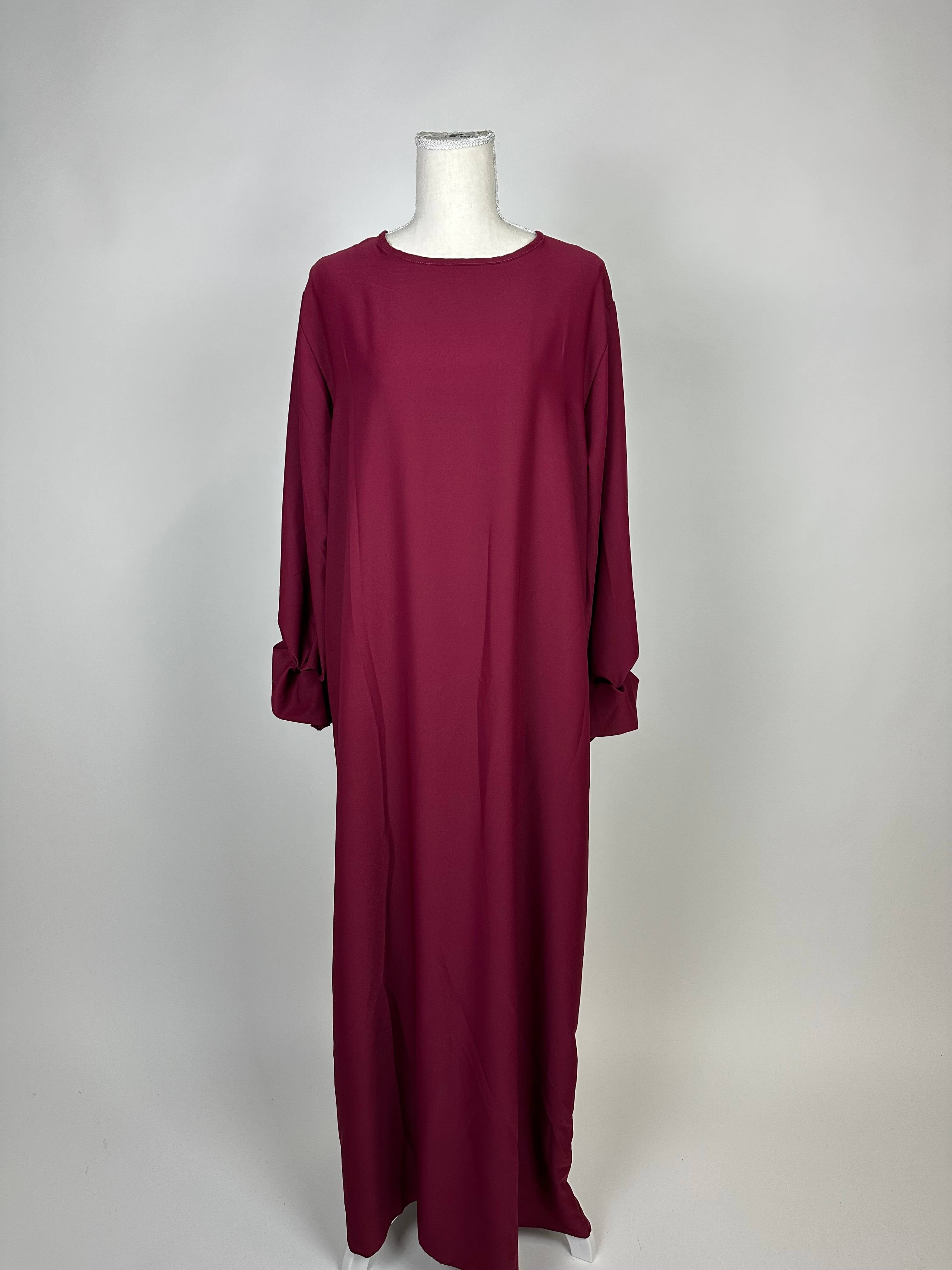 Abaya burgunderrot aus Medina-Seide mit Rüschenärmeln, Frontansicht