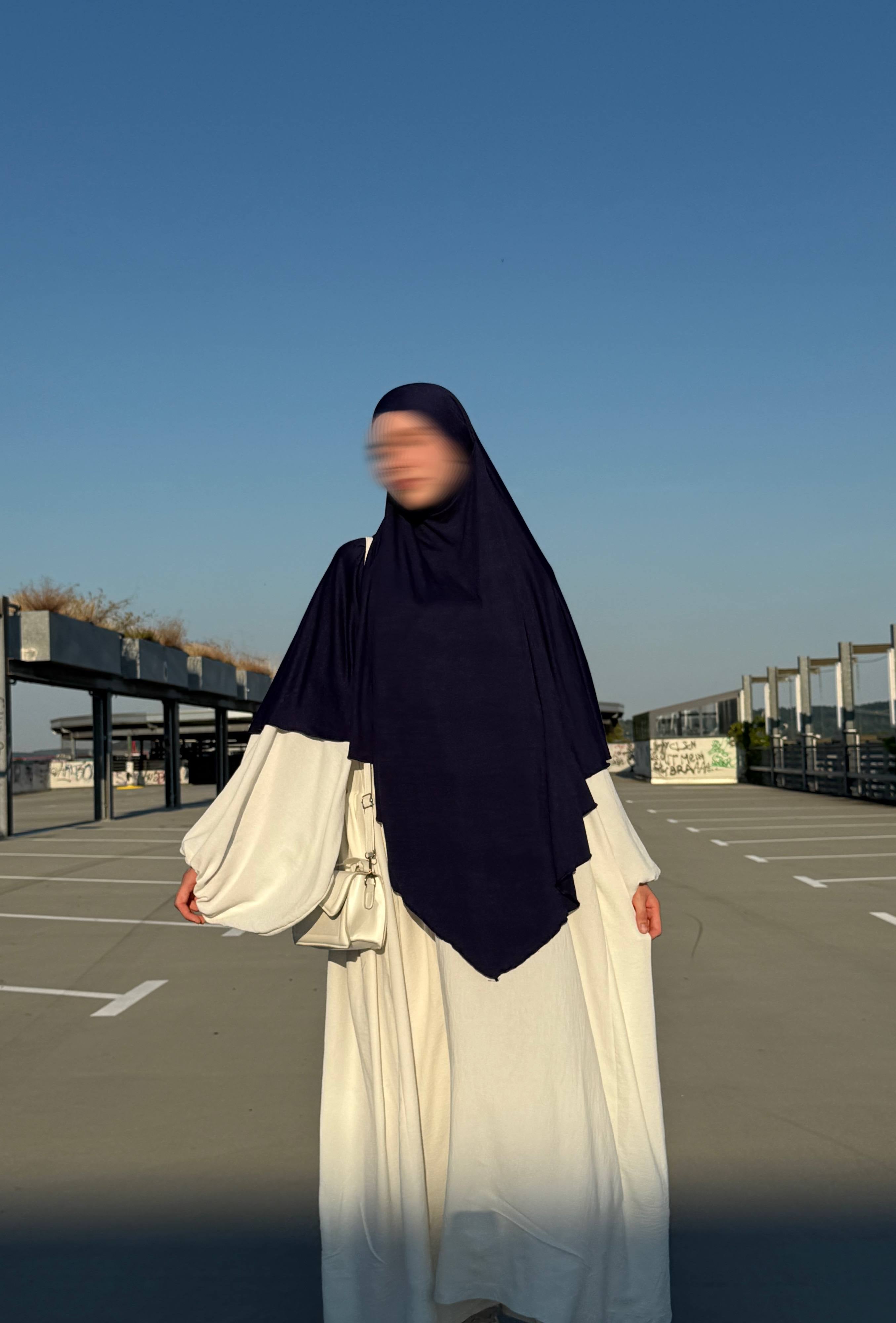 Dunkelblauer Jersey-Khimar aus 95% Viskose und 5% Elastan, frontale Ganzkörperansicht.