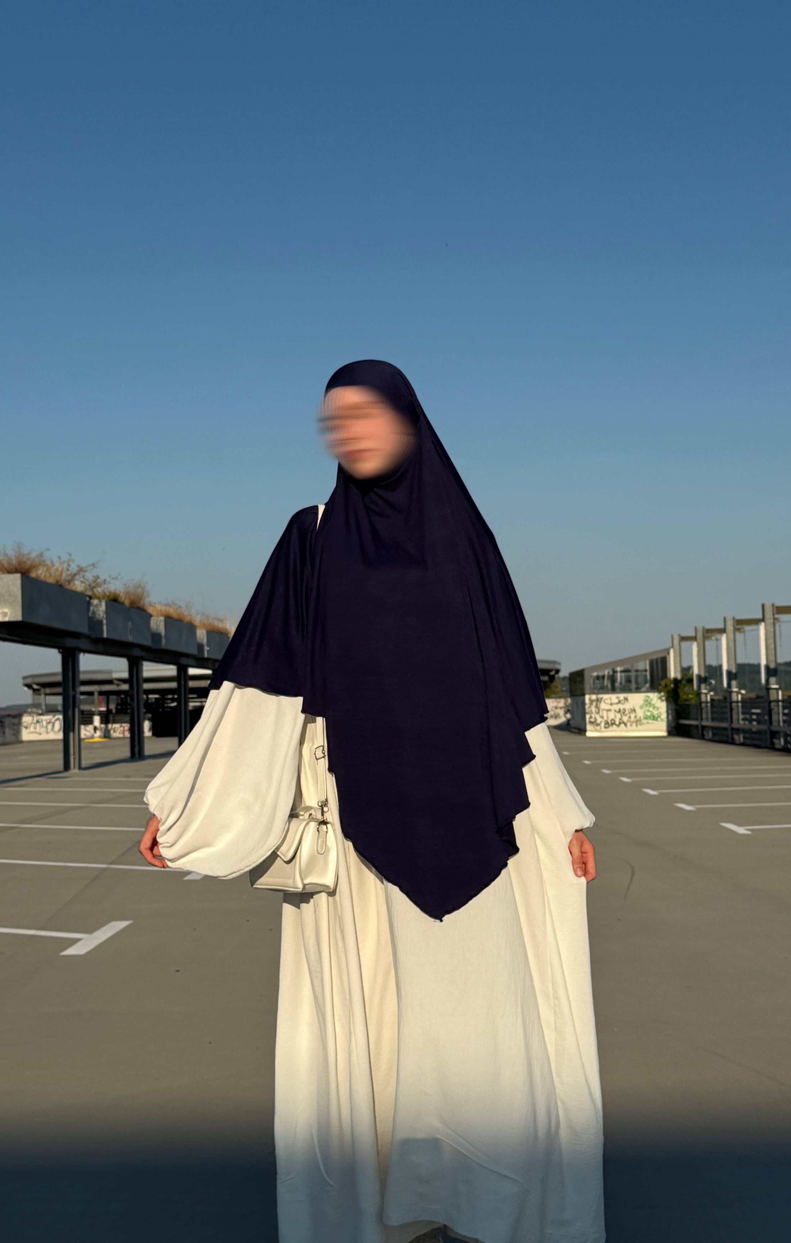 Dunkelblauer Jersey-Khimar aus 95% Viskose und 5% Elastan, frontale Ganzkörperansicht.