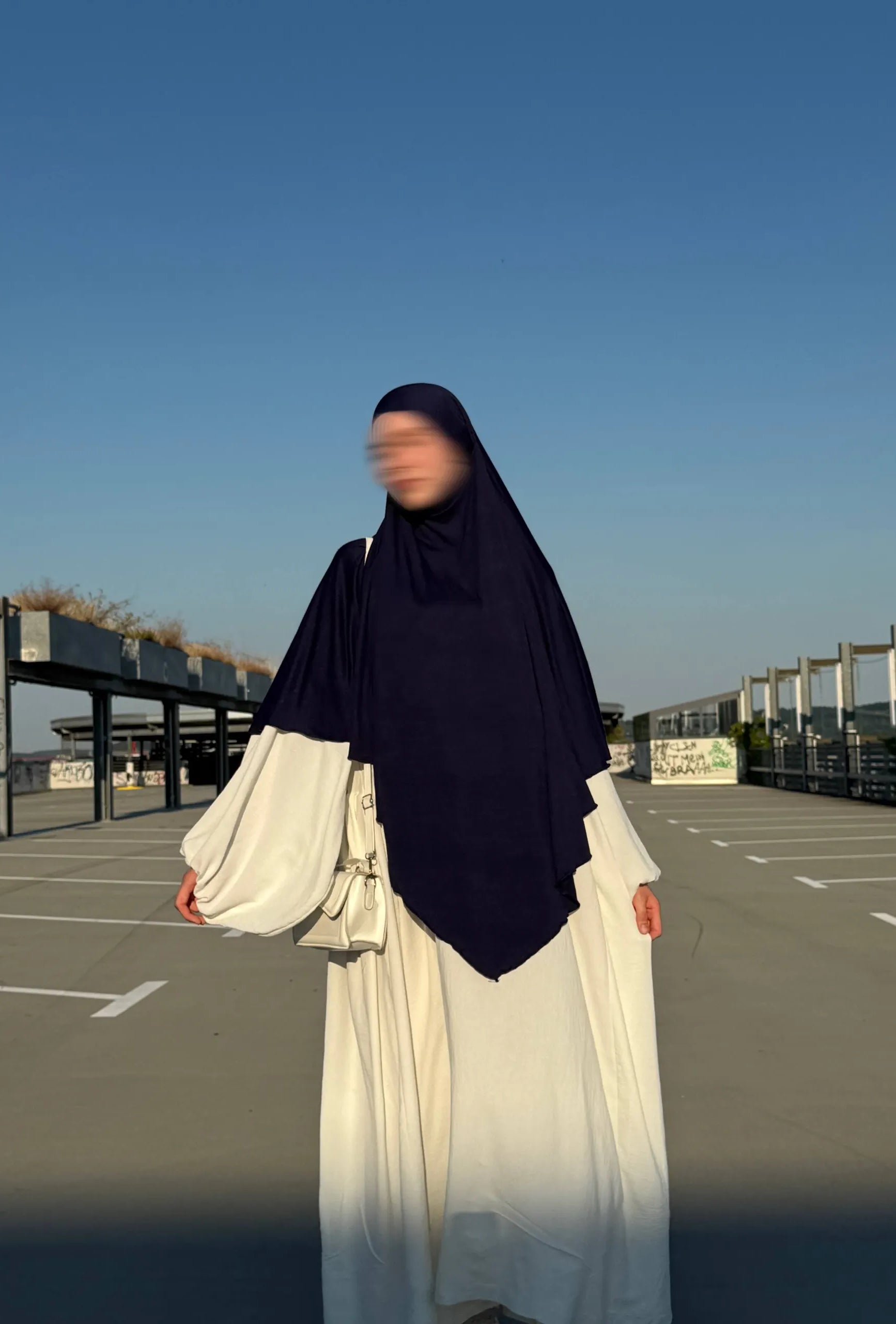 Dunkelblauer Jersey-Khimar aus 95% Viskose und 5% Elastan, frontale Ganzkörperansicht.